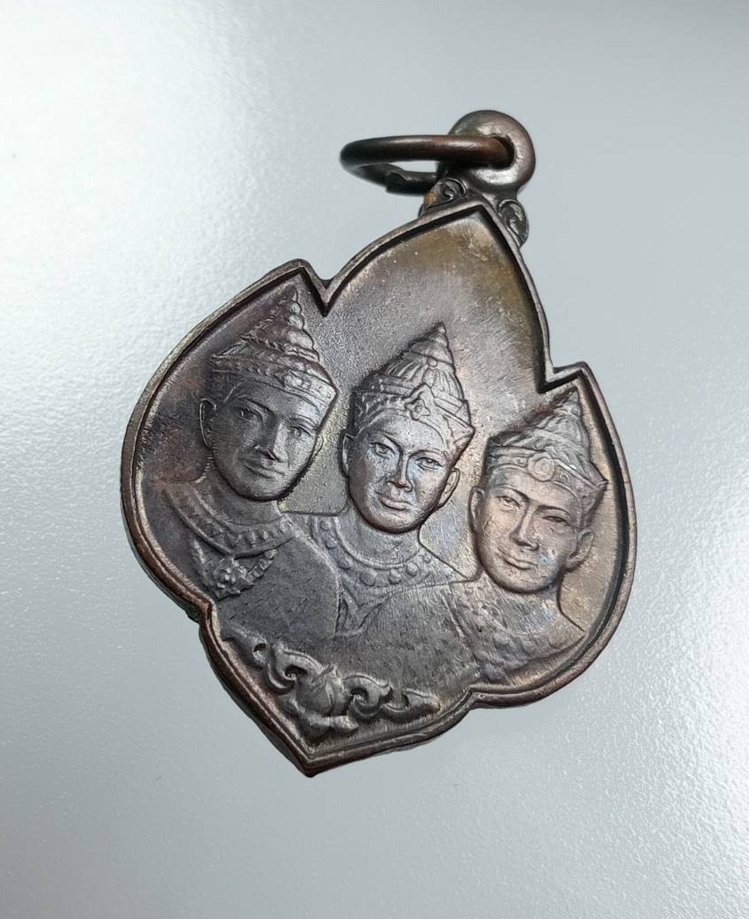 A7962 เหรียญสามกษัตริย์ พ่อขุนรามคำแหง พญาเม็งราย พญางำเมือง ออกวัดเชียงมั่น จ.เชียงใหม่ ปี 2525 หลวงปู่แหวนปลุกเสก