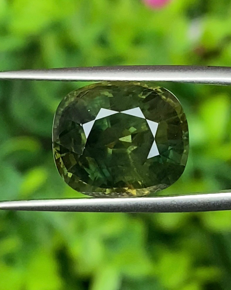 พลอย เขียวส่อง (Green Sapphire) 11.97 กะรัต (Cts.) พร้อมใบเซอร์ พลอยแท้ อัญมณีมงคลประจําวันเกิด เครื่องประดับพลอย