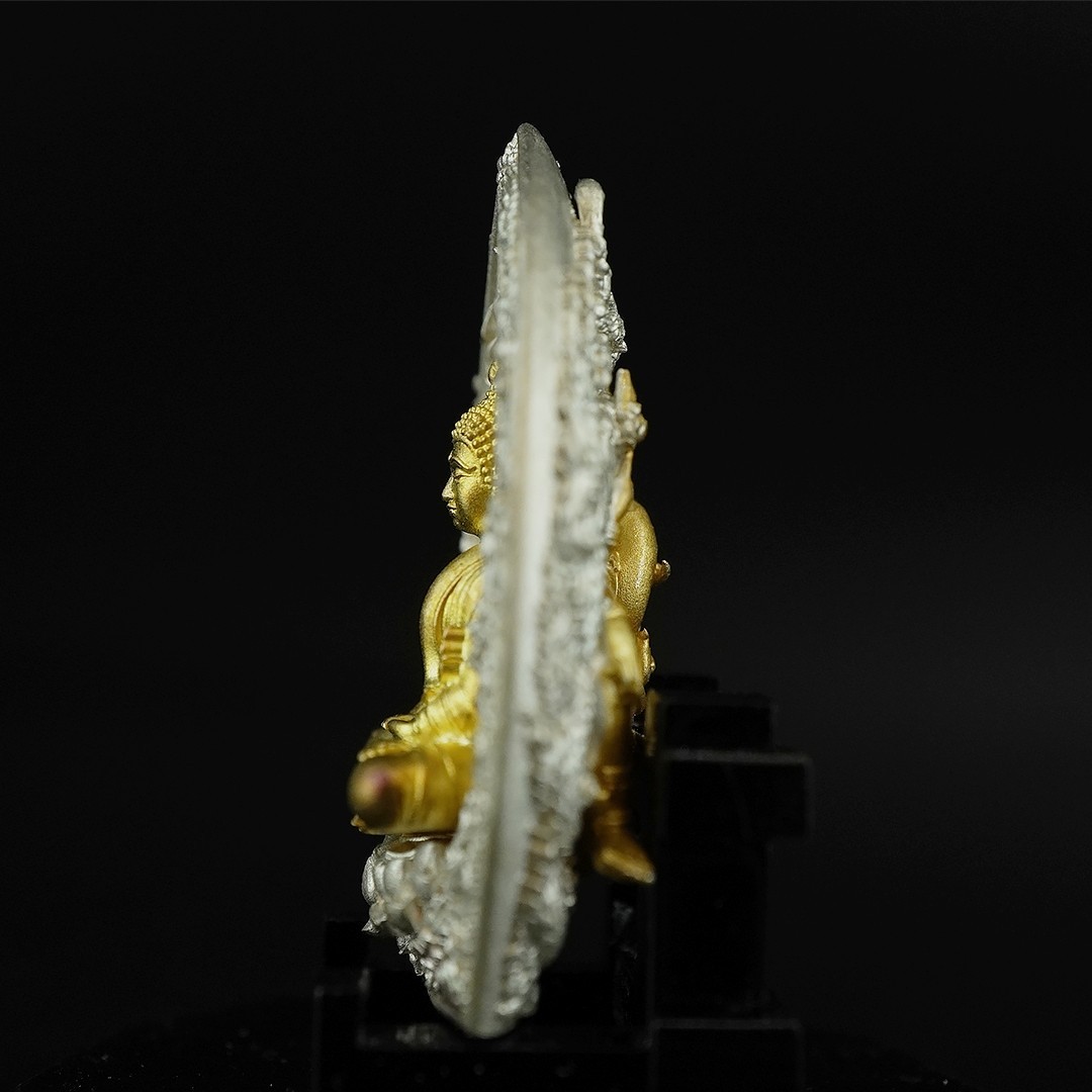 พระกริ่งเจ้าสัวเสวยสุข เนื้อเงินวาว องค์ชุบทอง ขนาด 2.45 X 3.5 เซนติเมตร