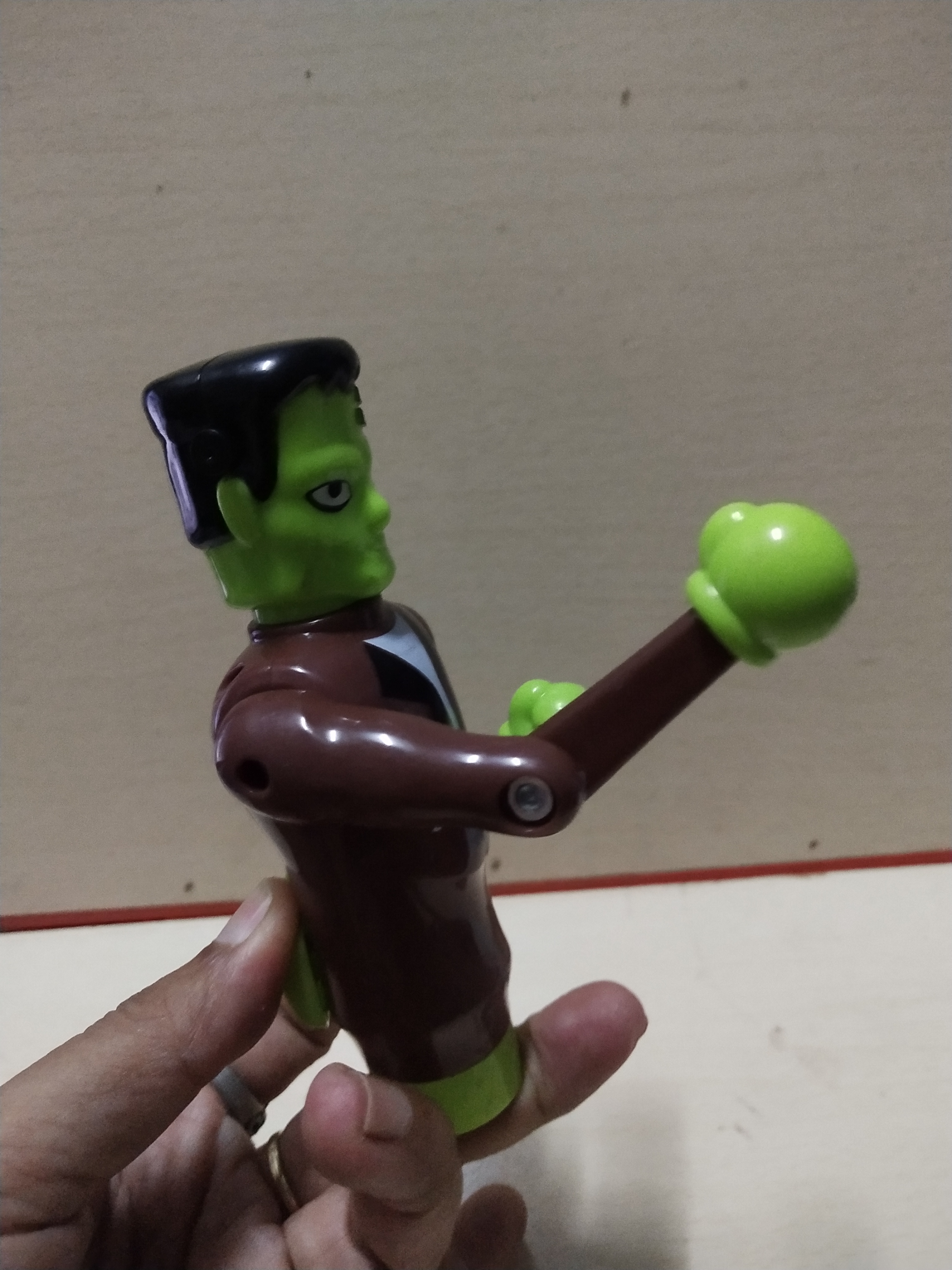 มีหลายภาพ ตุ๊กตาพลาสติก รูป Frankenstein ต่อยมวย กดที่ปุ่มด้านหลัง ด้านล่างมีรูไว้หลอดขนม ของมีตามภาพ