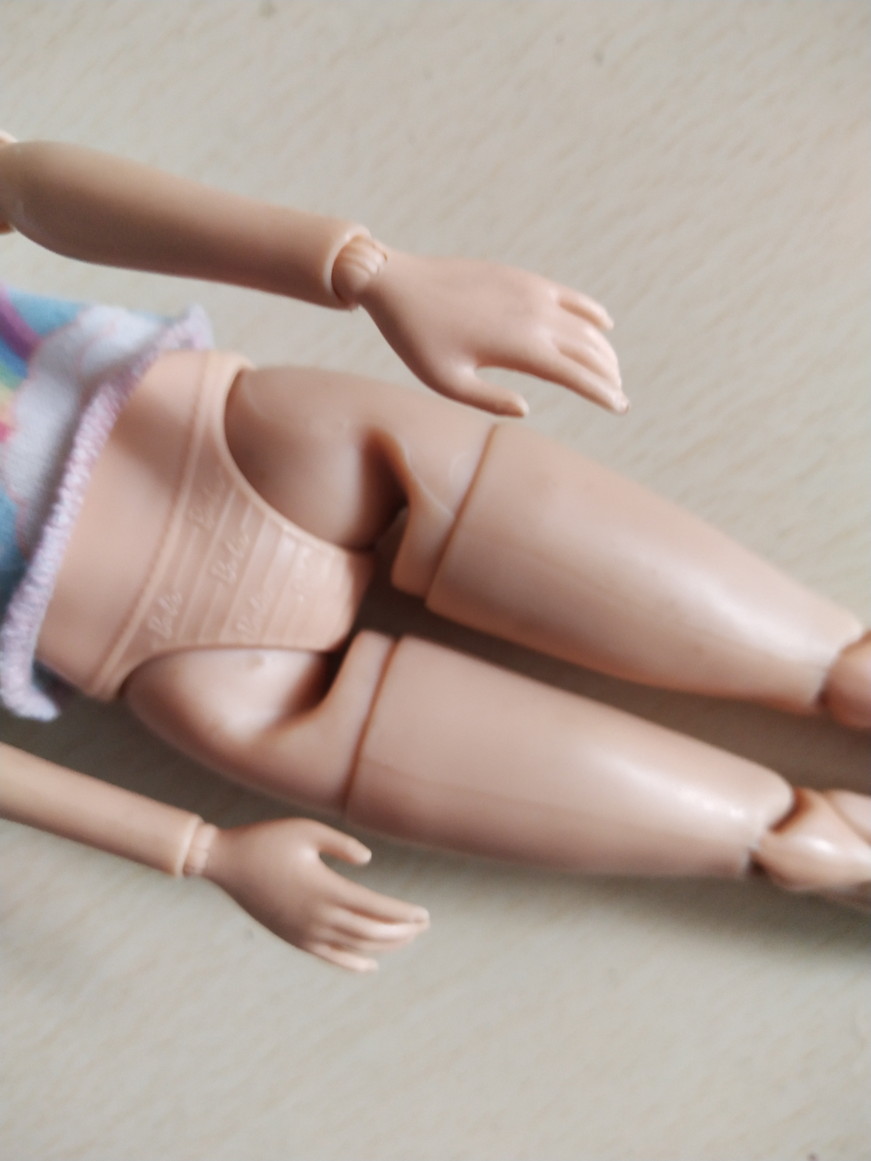 มีหลายภาพ คอมีรอยบิ่นเล็กน้อย แต่ไม่ทำให้คอโยกหรือหลวม ตามภาพ,ไม่ส่งผลต่อการโยกคลอน -ไม่หลวม ปกติ,,ไม่รวมฐาน,ตุ๊กตาบาร์บี้รุ่นโยคะมีเครื่อง แต่ระบบไฟไม่ทำงาน made_to_move มี ข้อต่อทั้งตัว Mattel China 2019 ไม่มีส่วนหลวม