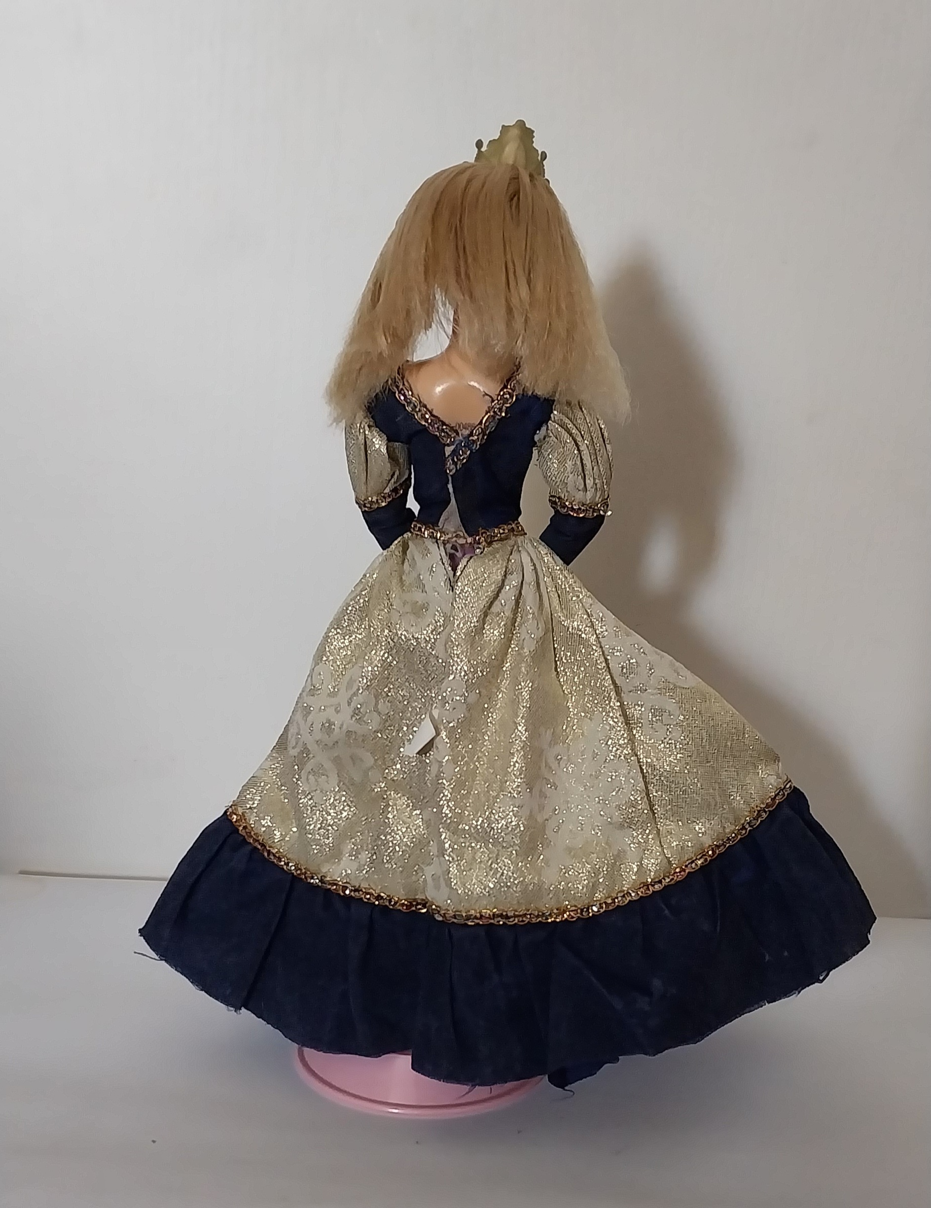 มือ2 มีหลายภาพ,ตุ๊กตา #เจ้าหญิงราพันเซล #ราปุนเซลแขนข้อต่อ ขายางพับงอได้ จาก ดิสนีย์สโตร์ **ตำหนิที่เท้า ตามภาพ ไม่มีส่วนใดหลวม แถมชุด รองเท้า มงกุฏ