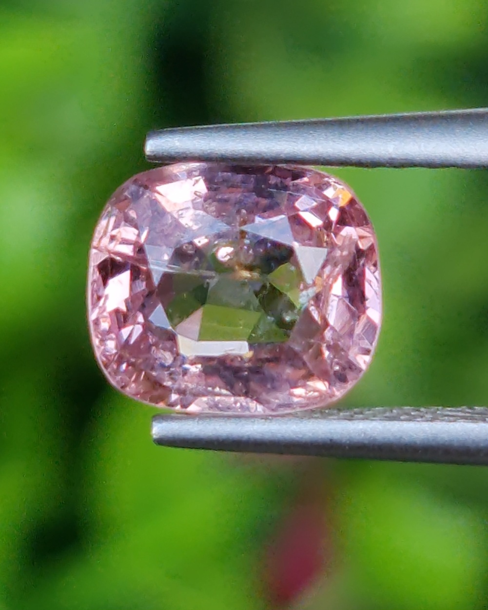 พลอย สปิเนล (Spinel) 1.49 กะรัต (Cts.) ดิบ (Unheated) พลอยแท้ อัญมณีมงคลประจําวันเกิด เครื่องประดับพลอย