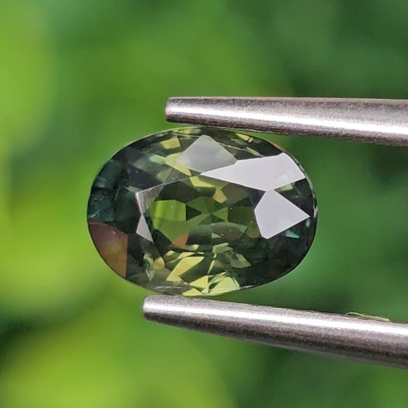 พลอย เขียวส่อง Green Sapphire 1.13 กะรัต (Cts.) ดิบ (Unheated) พร้อมใบเซอร์ (With Certificate) พลอยแท้ อัญมณีมงคลประจําวันเกิด เครื่องประดับพลอย