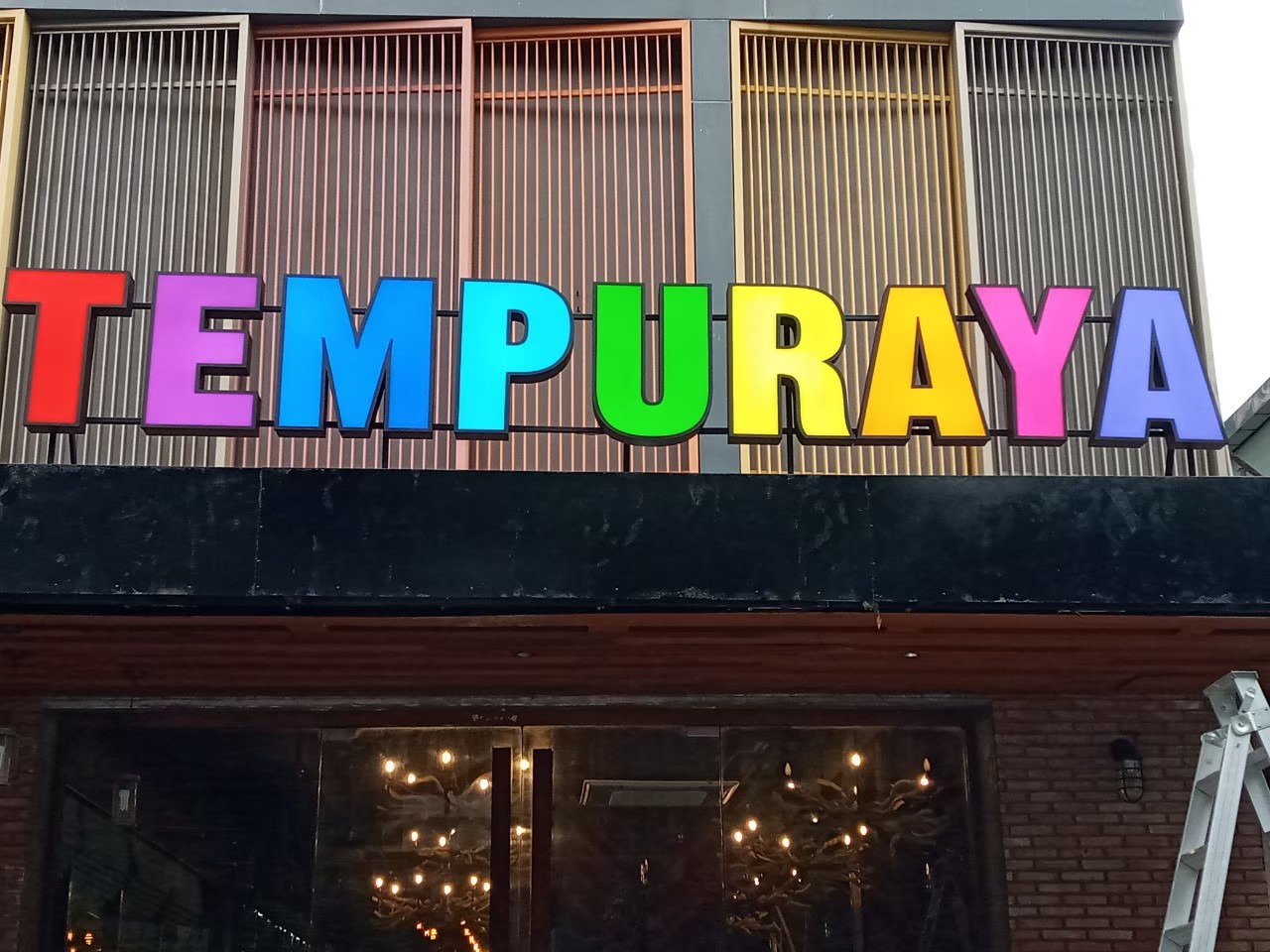 ป้ายกล่องไฟออกหน้าตัวอักษร TEMPURAYA