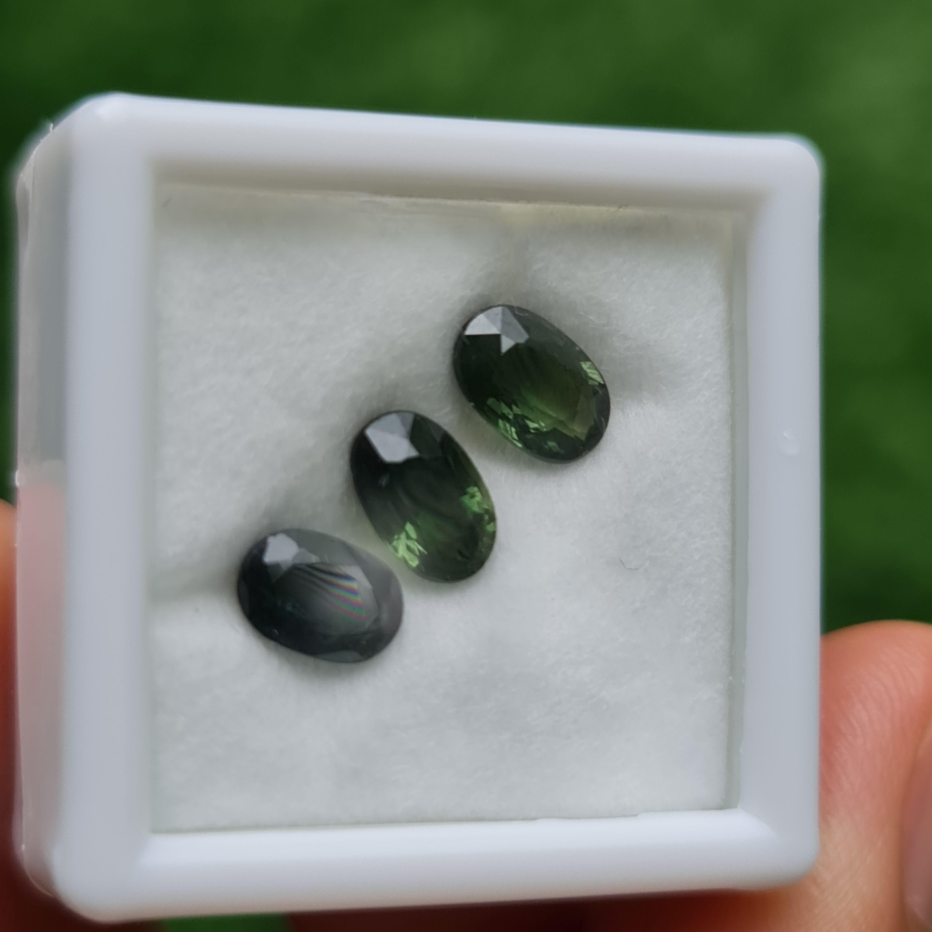 พลอย เขียวส่อง Green Sapphire 2.88 กะรัต (Cts.) 3 เม็ด (Pcs.) พลอยแท้ อัญมณีมงคลประจําวันเกิด เครื่องประดับพลอย