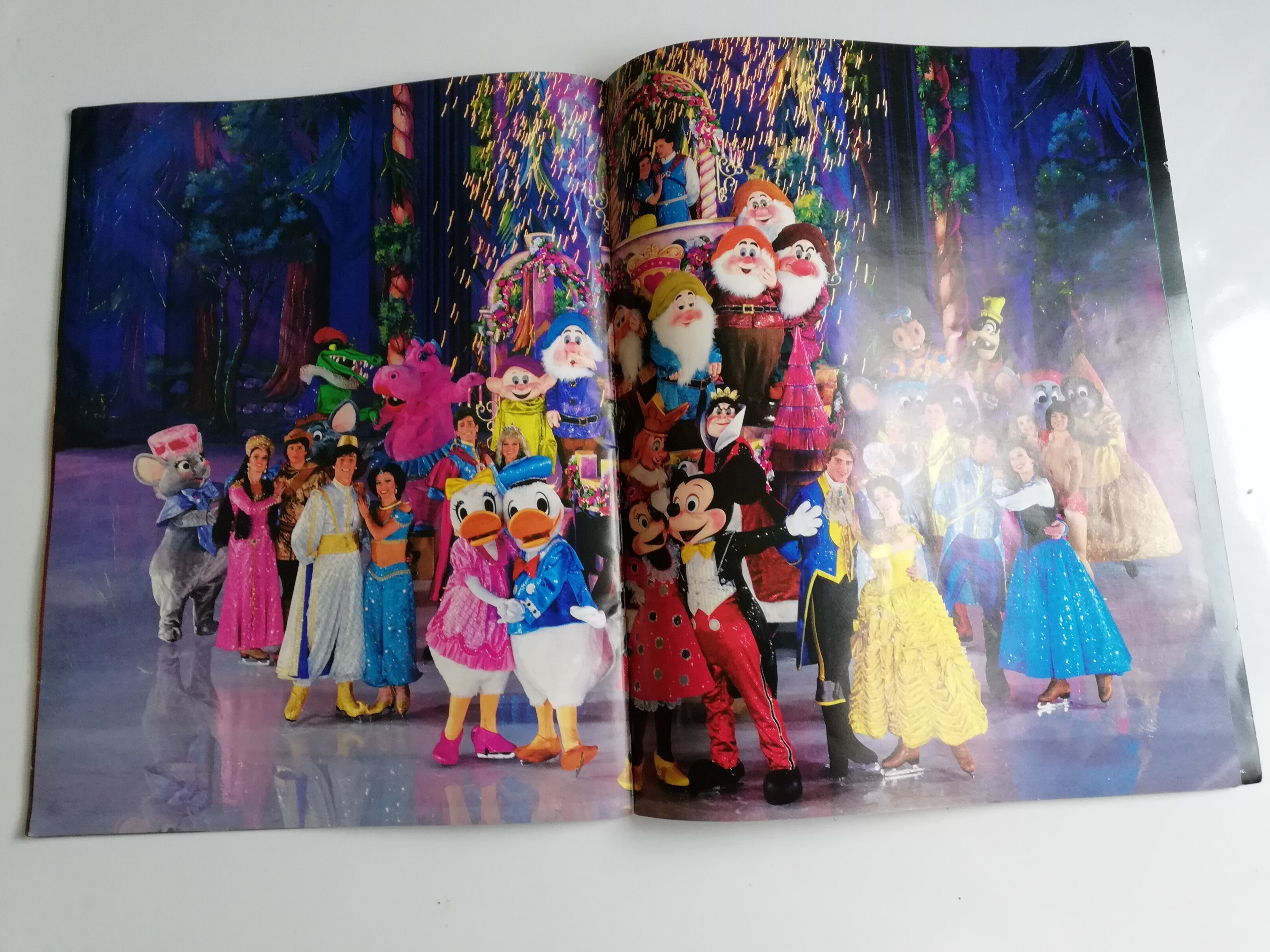 หนังสือภาพเล่มใหญ่ขนาด A3** ปกหลังมีตำหนิเล็กน้อย งานไลฟ์โชว์ "สโนส์ไวท์และคนแคระทั้งเจ็ด" Snow White and the Seven Dwarfs จาก Walt Disney's World on Ice produced by Kenneth Feld