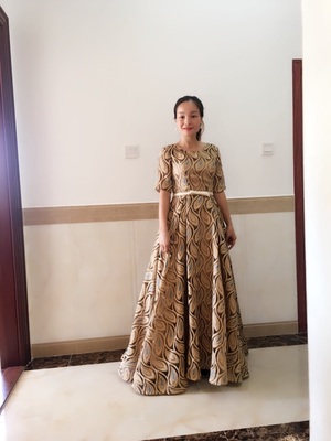 Pre-orderชุดราตรียาวแขนสั้นสีทองปักดิ้นลายขนนกยูงคาดโบว์ที่เอวเชือกผูกหลัง