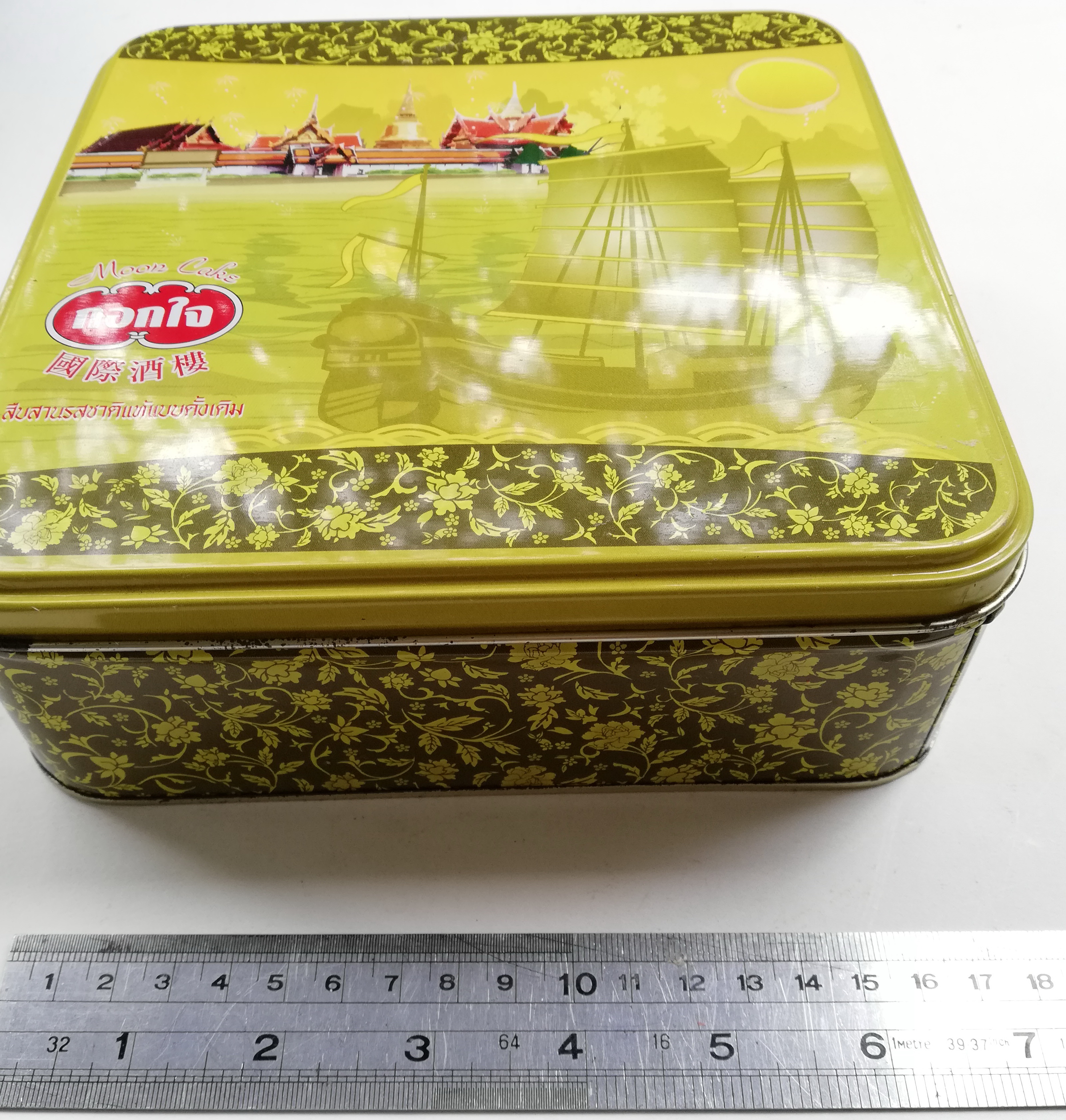 ของสะสม กล่องสังกะสี (กล่องโลหะ) กล่องขนมไหว้พระจันทร์สีเหลืองทอง ลายบ้านไทย และเรื่อสำเภากลางน้ำ ตรา กอกใจ