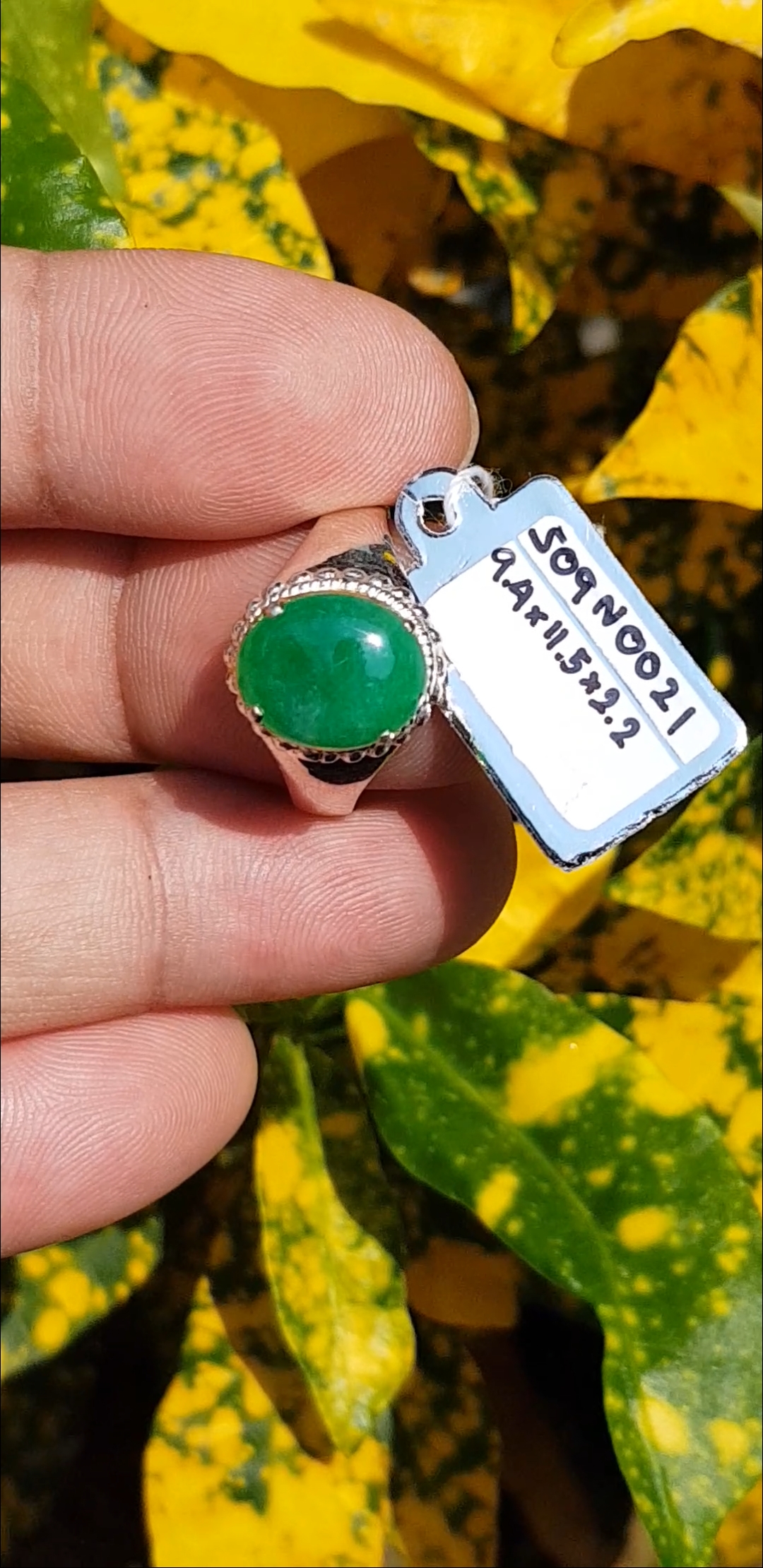หยก พม่า แท้ Jade แหวนหยก 翡翠戒指 (Jadeite ring) 1.93 กะรัต (Cts.) (Size) 59ดิบ ไม่ผ่านการปรับปรุง (Type A) พม่า (Myanmar)