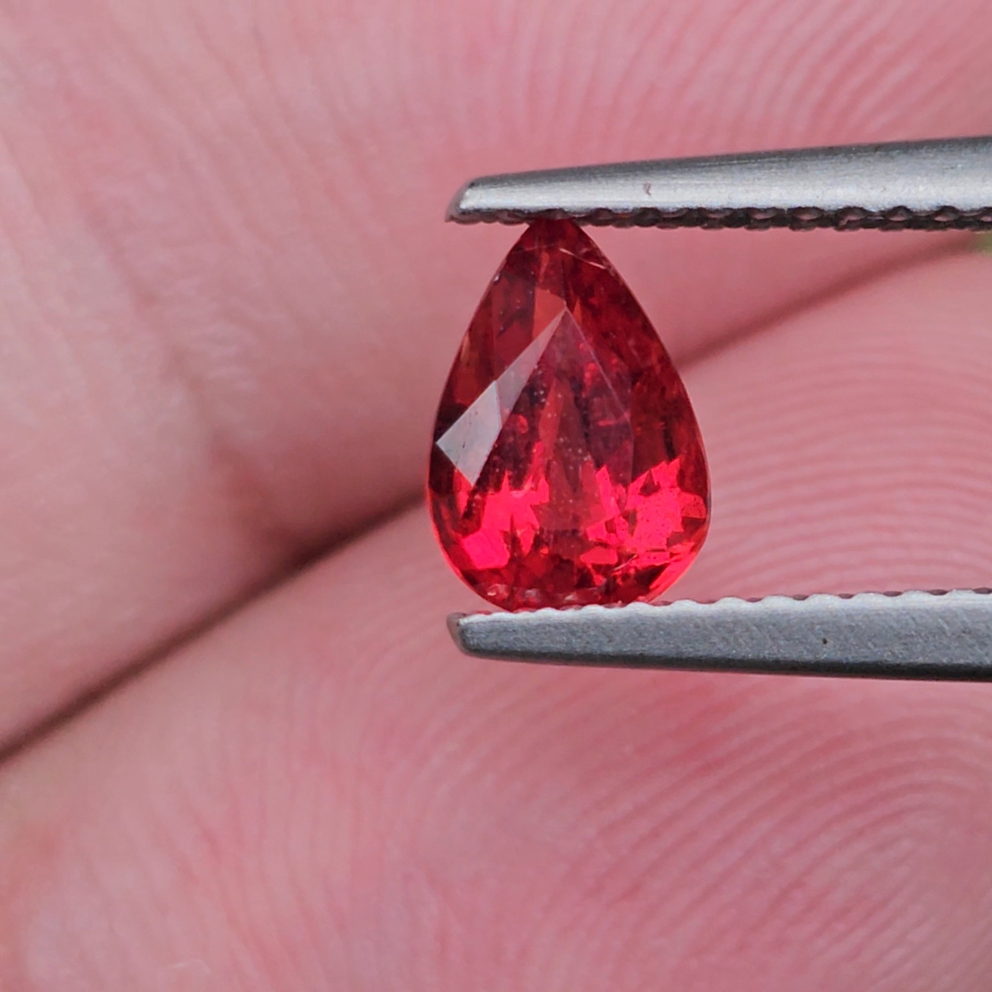 พลอย ทับทิม ซองเจีย Songea Ruby Sapphire 1.01 กะรัต (Cts.) พลอยแท้ อัญมณีมงคลประจําวันเกิด เครื่องประดับพลอย