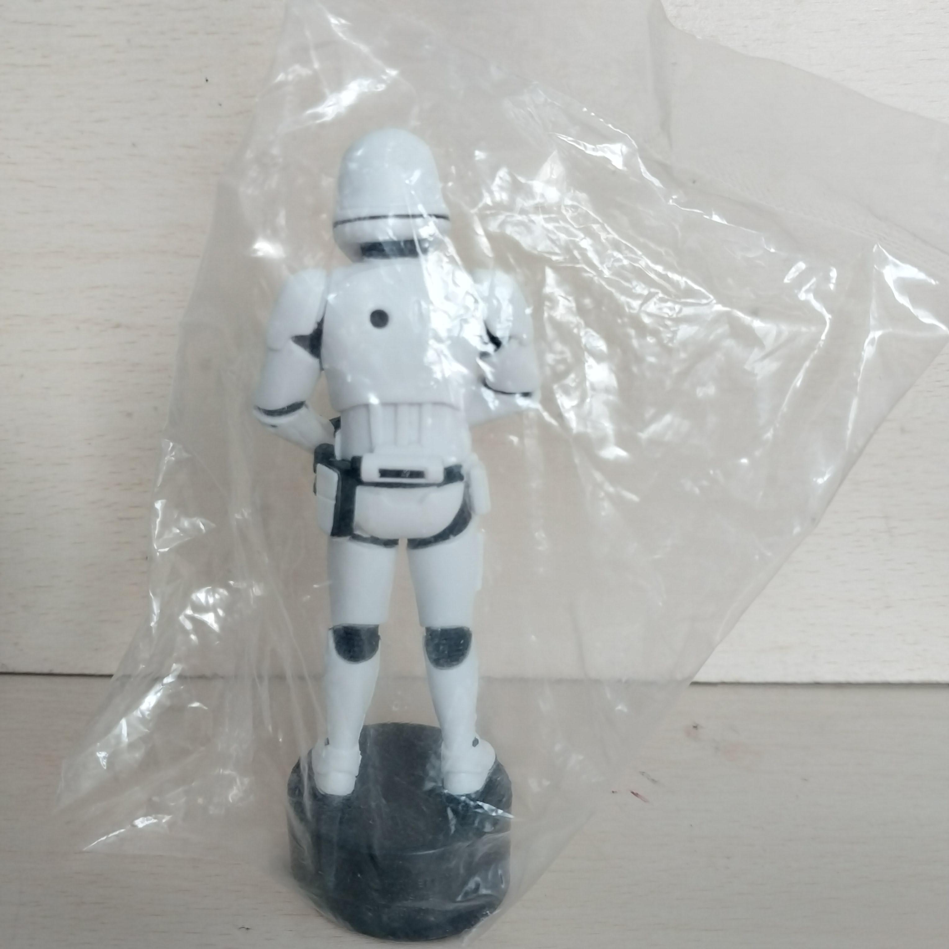 มีหลายภาพ First Order Trooper ในแพ็ค ยืนบนฝาขวด