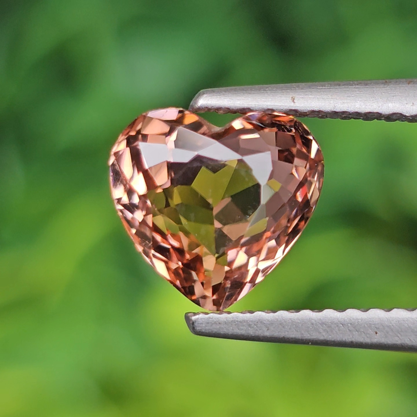 พลอย ทัวร์มาลีน Tourmaline 2.02 กะรัต (Cts.) ลอยแท้ อัญมณีมงคลประจําวันเกิด เครื่องประดับพลอย