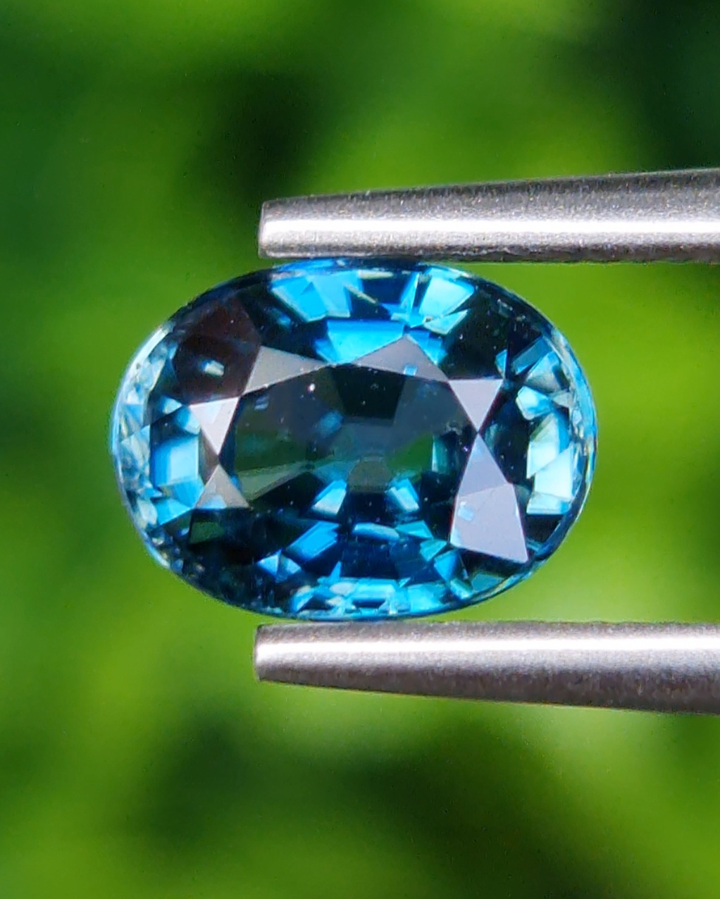 พลอย เพทาย (Zircon) 2.25 กะรัต (Cts.) พลอยแท้ อัญมณีมงคลประจําวันเกิด เครื่องประดับพลอย