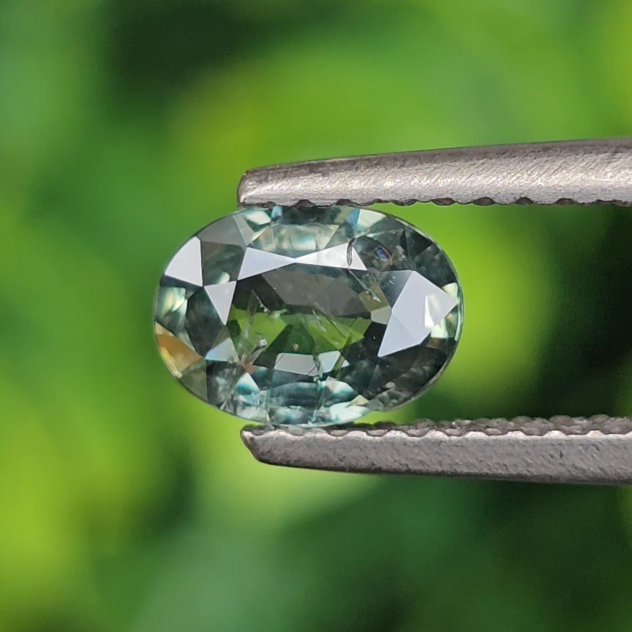 พลอย เขียวส่อง Blue-Green Sapphire 0.77 กะรัต (Cts.) ดิบ (Unheated) พลอยแท้ อัญมณีมงคลประจําวันเกิด เครื่องประดับพลอย