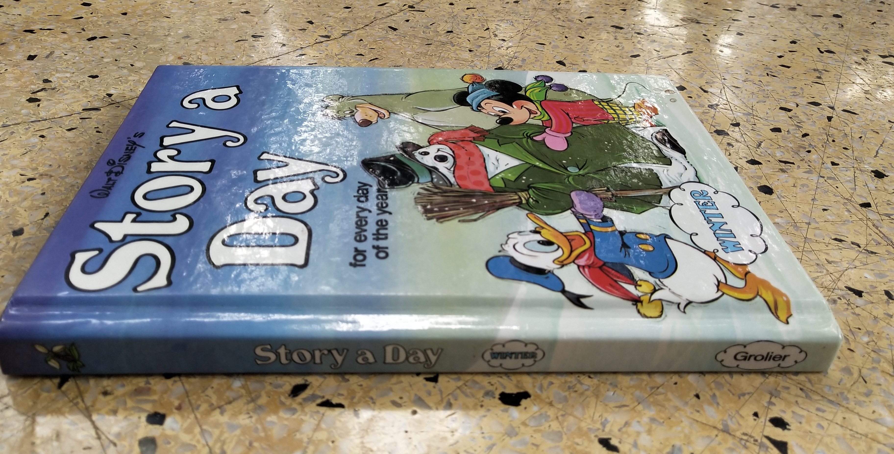 หนังสือภาพการ์ตูนดิสนีย์น่ารัก **หนังสิอเก่า มีตำหนิ โปรดตรวจสอบทุกภาพ ปกแข็ง ฉบับภาษาอังกฤษ เล่าเรื่องราวของทุกวันในฤดูหนาว ผ่านตัวการ์ตูนจากดิสนีย์ Story a Day for every day of the year ,Winter