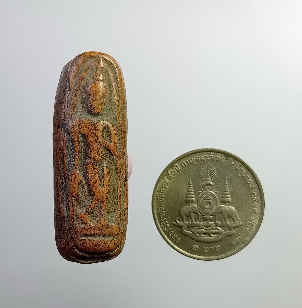 ผ2828 พระลีลาเม็ดขนุน เนื้อดิน ไม่ทราบที่ครับ