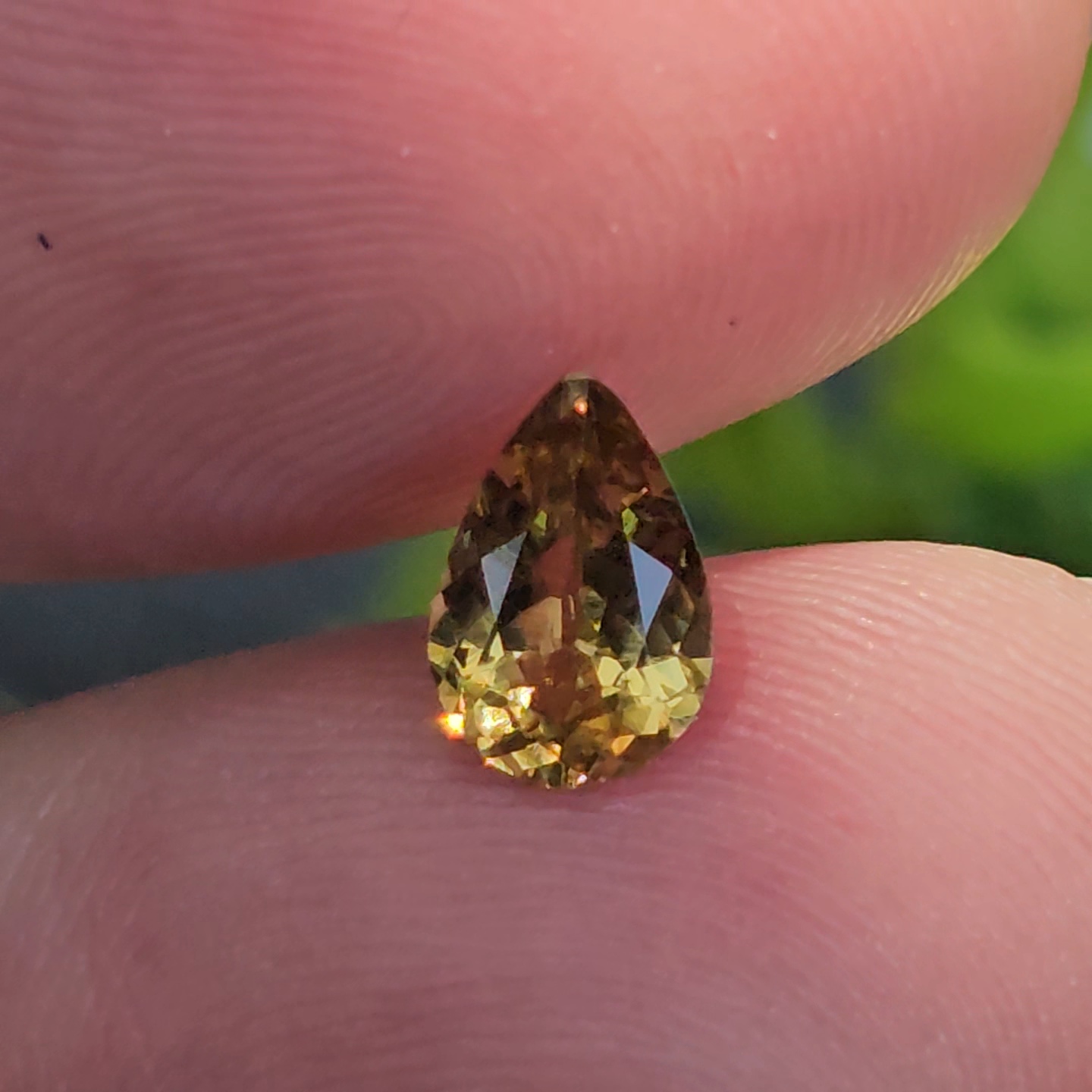 พลอย อเล็กซานไดร์ (Natural Alexandrite Chrysoberyl) 1.03 กะรัต (Cts.) ดิบ (Unheated) พร้อมใบเซอร์ พลอยแท้ อัญมณีมงคลประจําวันเกิด เครื่องประดับพลอย