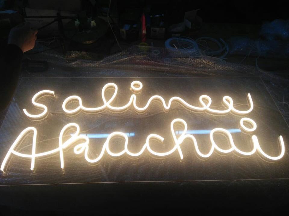 ป้ายไฟนีออนดัด สีวอมไว์ ตัวอักษรติด