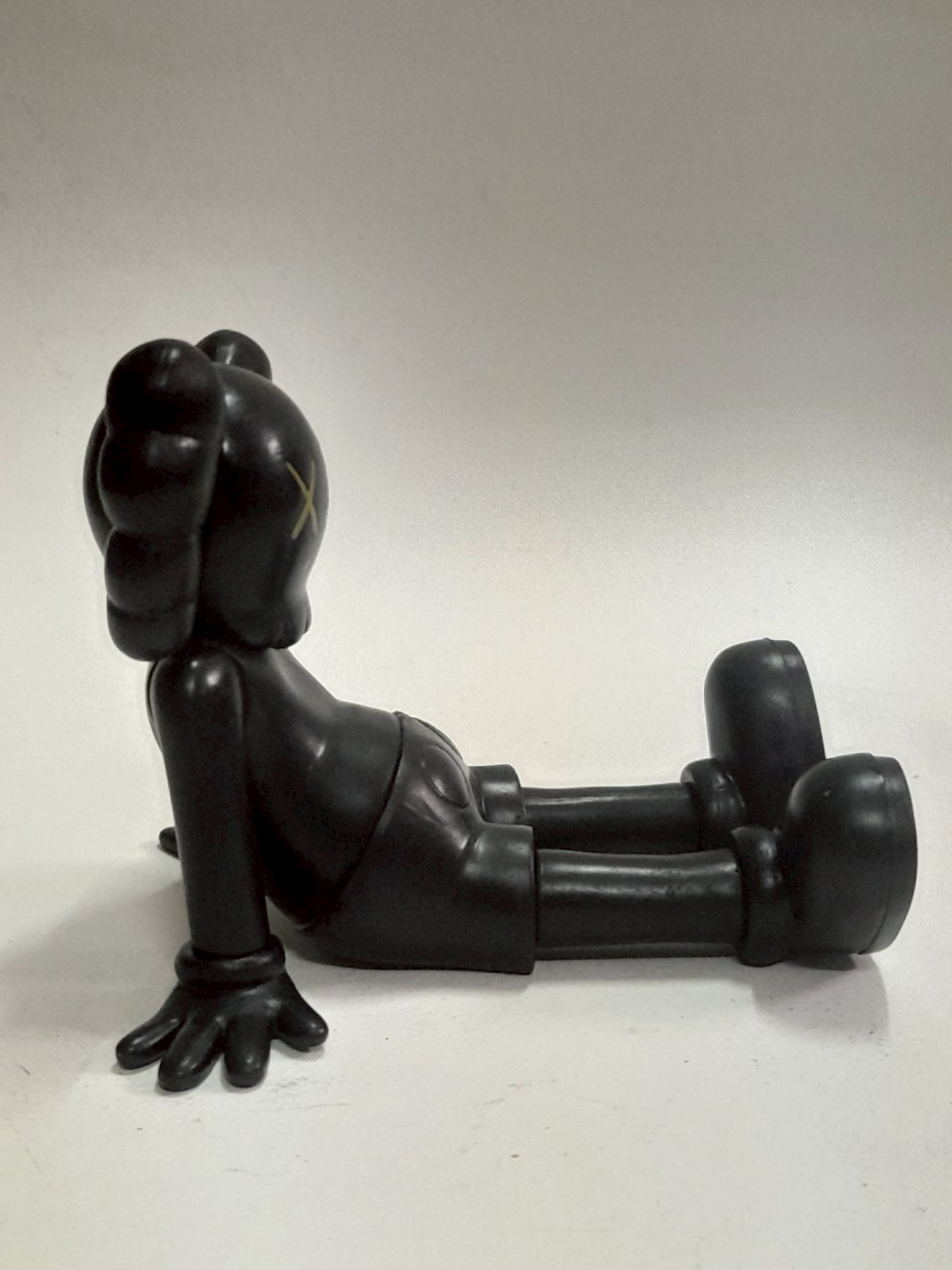 มีหลายภาพ,ที่วางโทรศัพท์มือถือKaws มือ1 ไม่มีกล่อง สำหรับสะสม