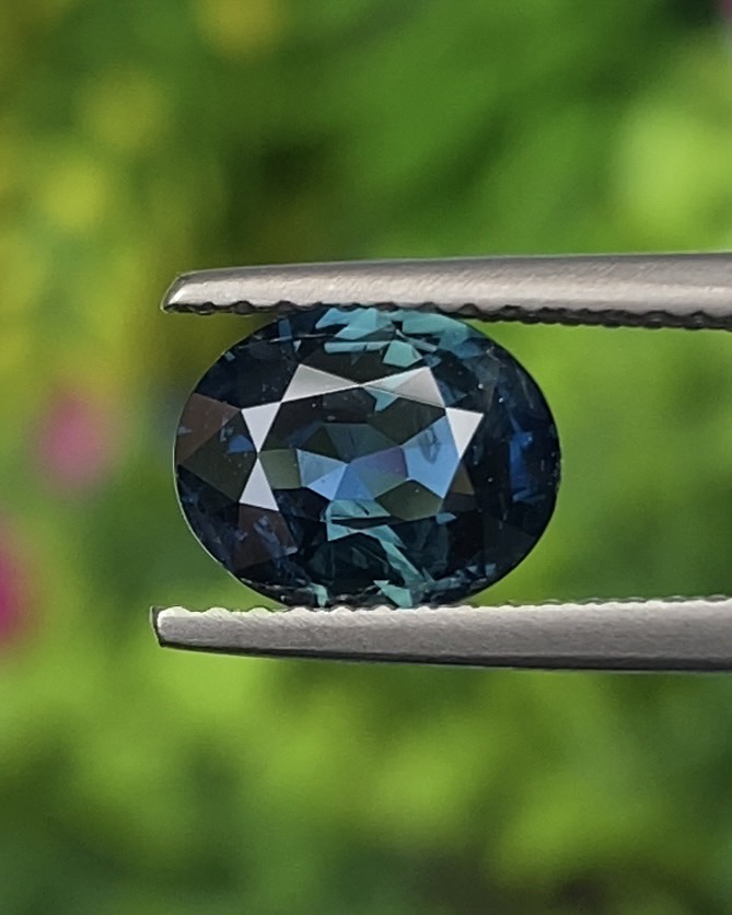 พลอย เขียวส่อง (ฺBluish Green Sapphire) 1.70 กะรัต (Cts.) พลอยแท้ อัญมณีมงคลประจําวันเกิด เครื่องประดับพลอย