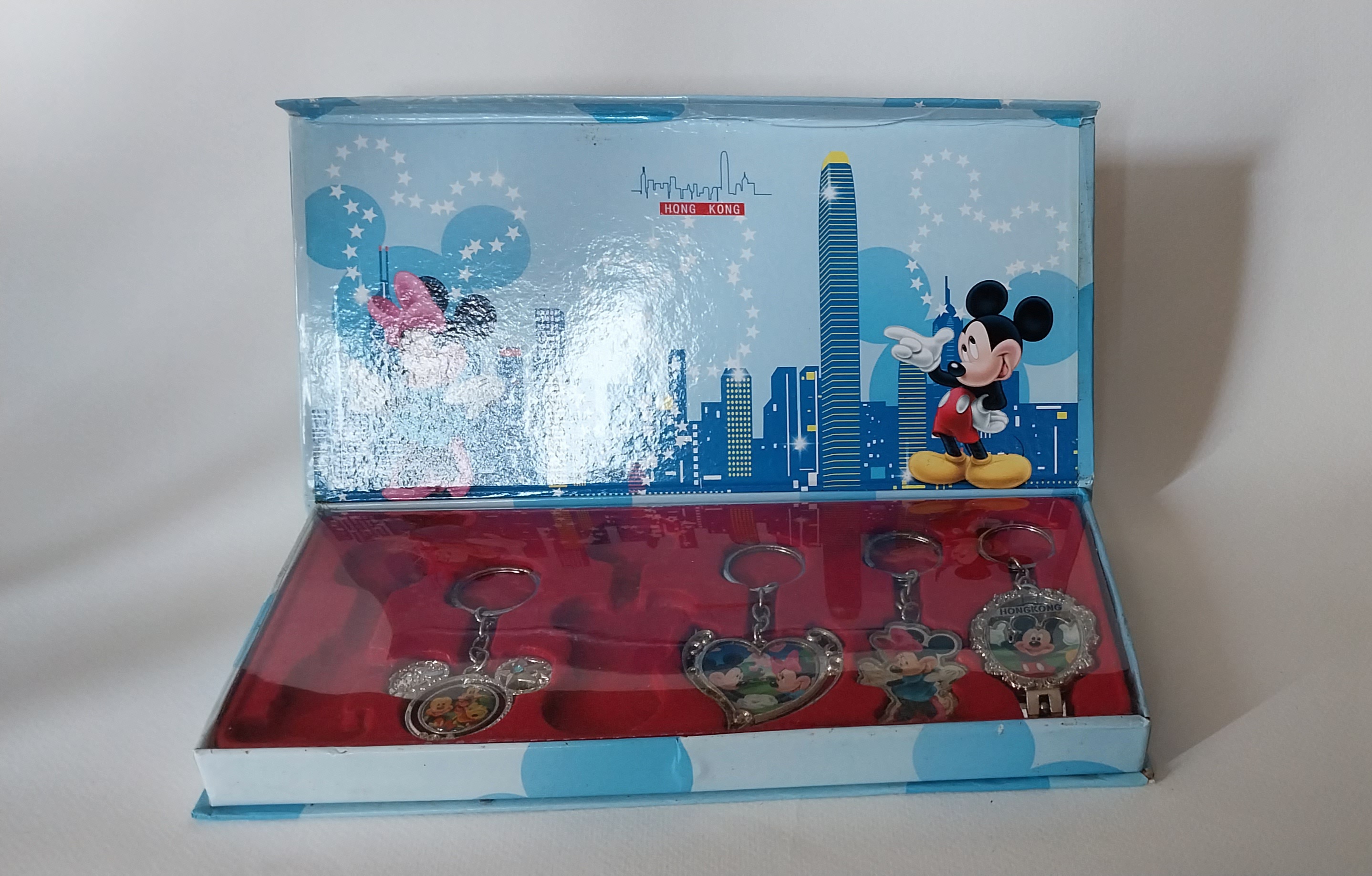 ของสะสมเก่า พวงกุญแจจากดิสนีย์HongKong มี4ชิ้น ชิ้นขวาสุดเป็นกรรไกรตัดเล็บ ***ขึ้นสนิมบ้าง โปรดดูทุกภาพ