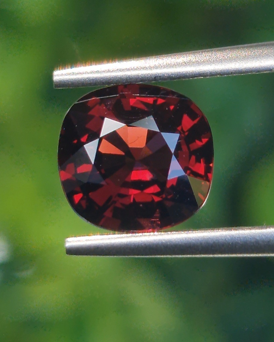 พลอย สปิเนล (Spinel) 1.86 กะรัต (Cts.) ดิบ (Unheated) พลอยแท้ อัญมณีมงคลประจําวันเกิด เครื่องประดับพลอย