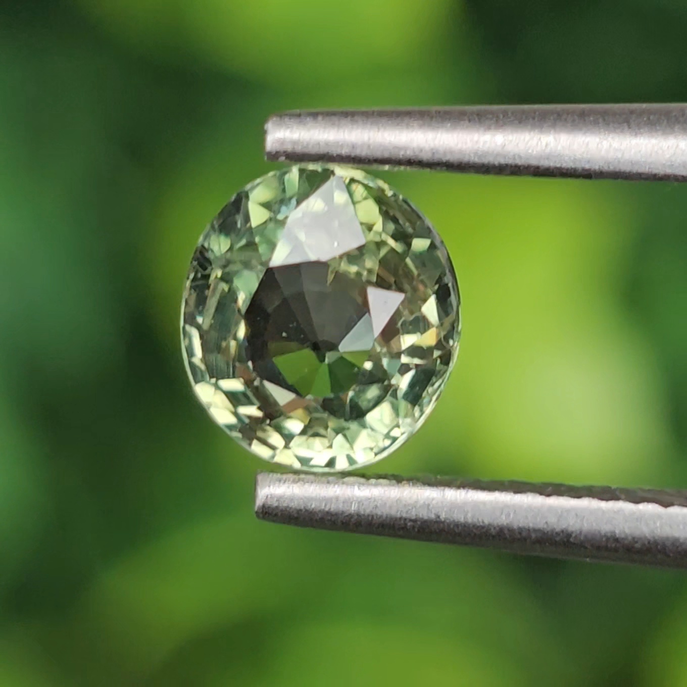 พลอย เขียวส่อง Green Sapphire 0.85 กะรัต (Cts.) ดิบ (Unheated) พลอยแท้ อัญมณีมงคลประจําวันเกิด เครื่องประดับพลอย