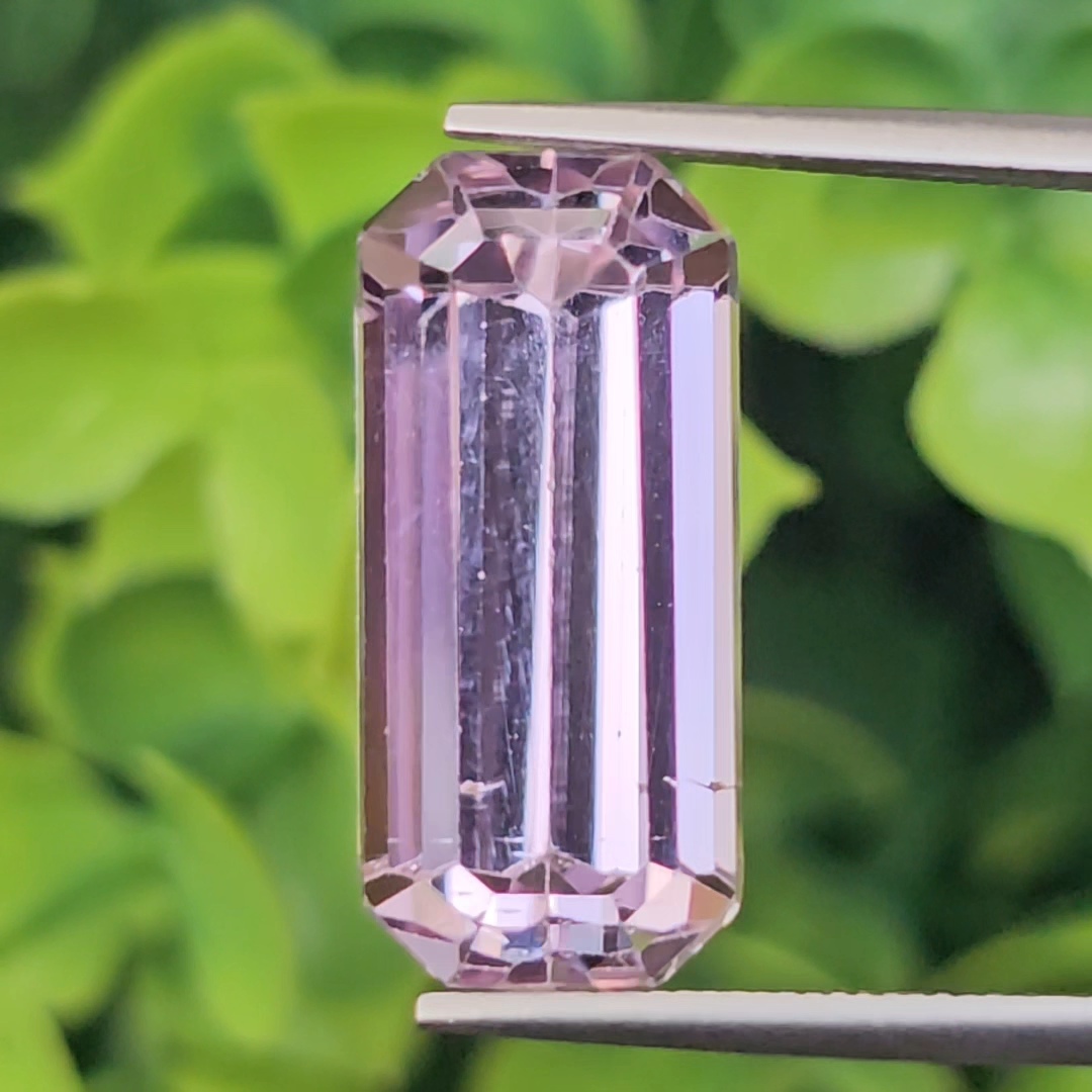 พลอย คุนไซท์ Kunzite 12.18 กะรัต (Cts.) พลอยแท้อัญมณีมงคล ประจําวันเกิด เครื่องประดับพลอย