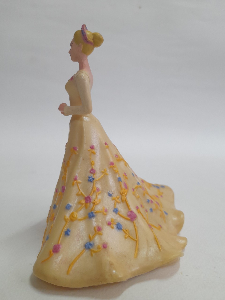 มีหลายภาพ,ตุ๊กตาเจ้าหญิงดีสนีย์ เบลล์ จาก บิวตี้แอนด์เดอะบีสต์ มือสองสภาพดีมีรอยบ้าง