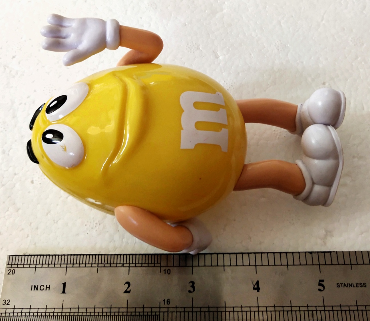 ของสะสม ตุ๊กตา M&M สีเหลือง**ตาขาวมีรอนถลอก ด้านหลังเปิดได้ ใช้เก็บห่อขนม สูง5นิ้ว กว้างจากแขนซ้ายถึงแขนขวา 3นิ้วสภาพใหม่