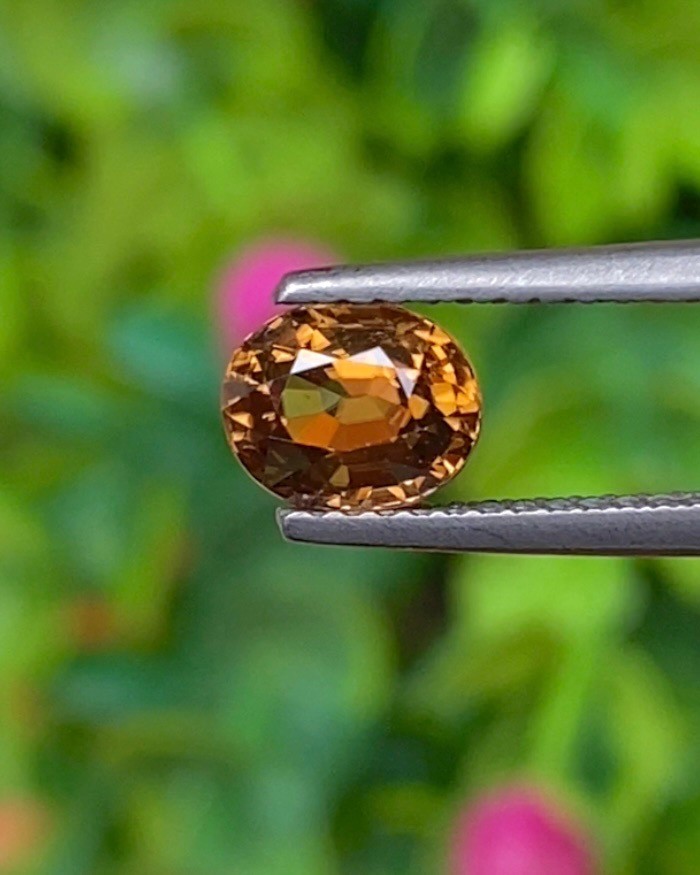 พลอย เพทาย (Zircon) 1.37 กะรัต (Cts.) พลอยแท้ อัญมณีมงคลประจําวันเกิด เครื่องประดับพลอย