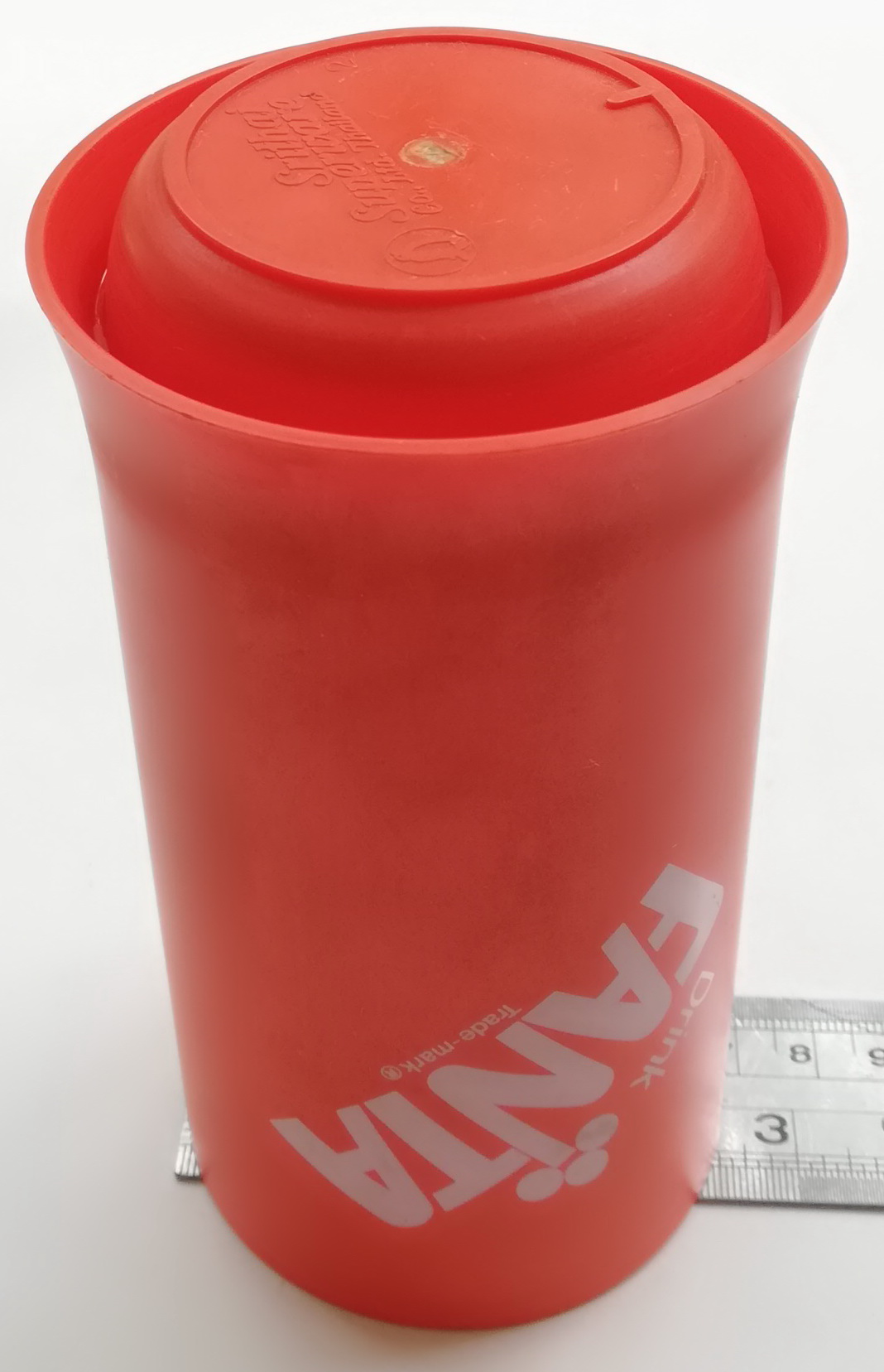 ของสะสมเก่า แก้วน้ำพลาสติกแขงทรงกระบอกสีส้ม ก้นแก้วบานออก มีฐาน พิมพ์ลายแฟนต้า FANTA ของสะสมจากแฟนต้ารสส้ม