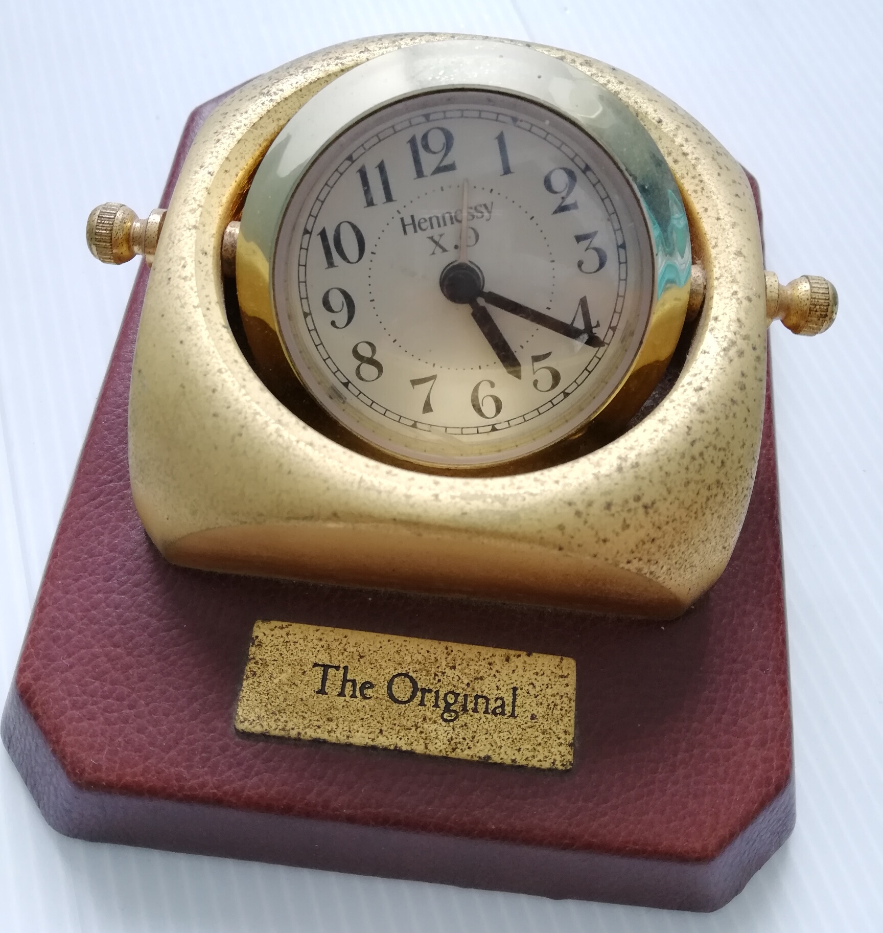 ของสะสม นาฬิกาเก่าจาก Hennessy X.O, The Original -Old Collectble Watch from Hennessy X.O, The Original ตัวเรือนเป็นเหล็ก ฐานรองสี่เหลี่ยมหุ้มหนัง PVC ด้านหลังบุกำมะหยี่, Its 'body is metal and the base coveted with PVC leather, back us Velvet, work