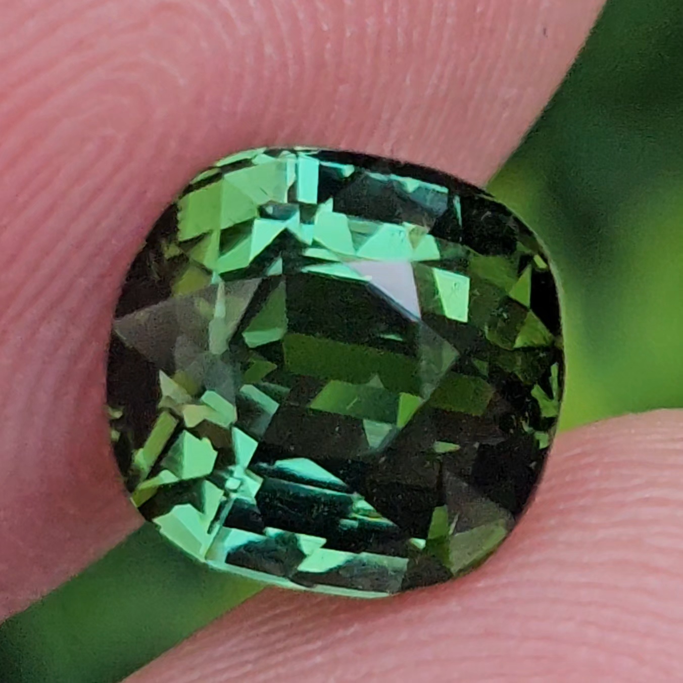 พลอย กรีน ทัวร์มารีน (Green Tourmaline) 2.85 กะรัต (Cts.) อัญมณีมงคลประจําวันเกิด เครื่องประดับพลอย