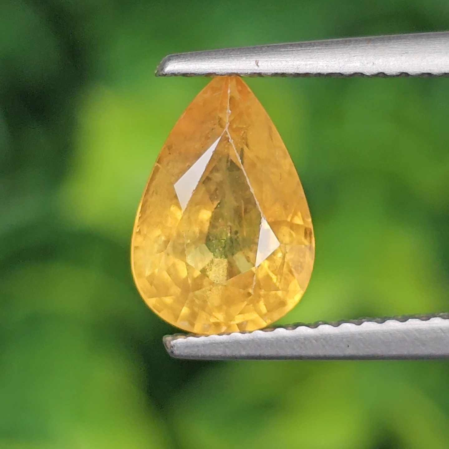 พลอย บุษราคัม yellow sapphire 2.56 กะรัต (Cts.) พลอยแท้ อัญมณีมงคลประจําวันเกิด เครื่องประดับพลอย