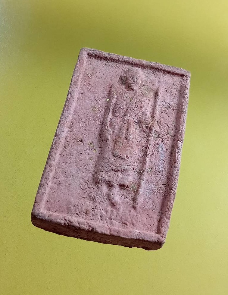 ผ3034 พระผง หลวงปู่ศุข วัดปากคลองมะขามเฒ่า จ.ชัยนาท หลังมณฑป รุ่นเนื้อกระเบื้องมณฑป ปี2546