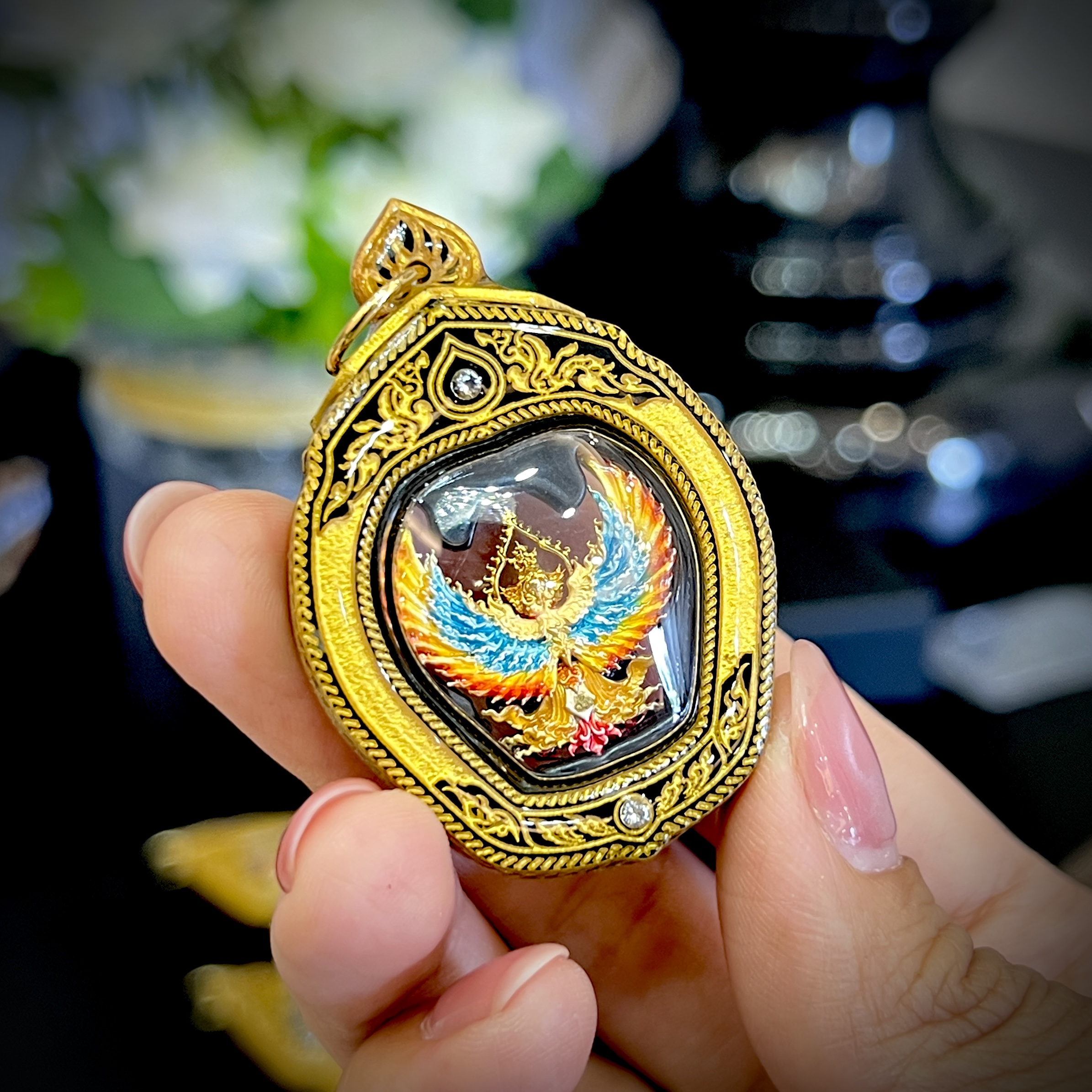 บริการเลี่ยมแบบมีลายขอบข้าง No.A สีทอง (แบบห้อยคอ ขนาดพระไม่เกิน 5 เซนติเมตร) ** ลูกค้าส่งงานมาเลี่ยมที่ร้าน ระยะเวลาเลี่ยมประมาณ 3-5 วัน ไม่รวมระยะเวลาจัดส่ง **