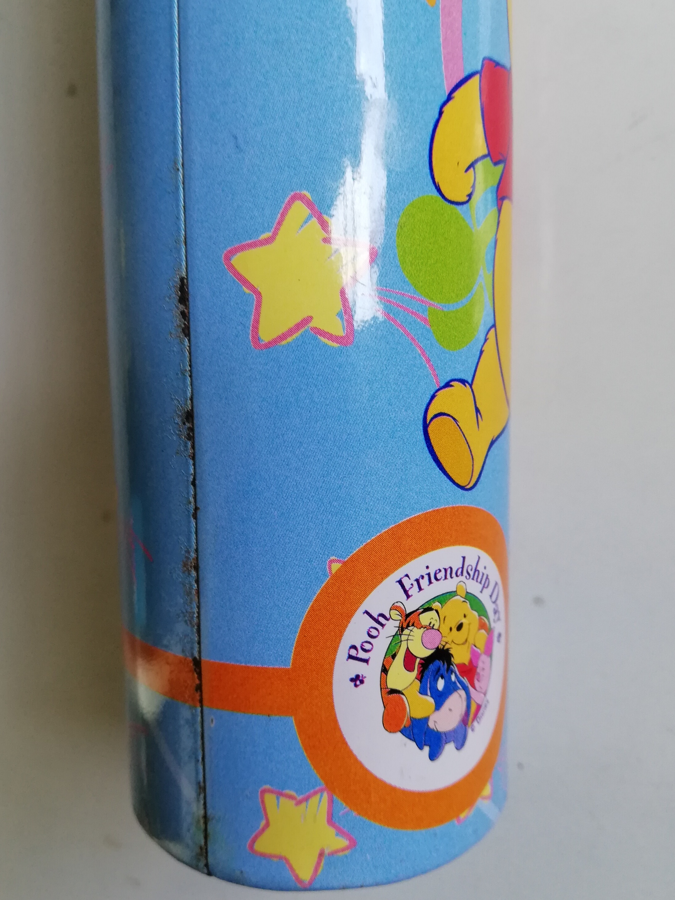 ของสะสมหมีพูห์ กระป๋องสังกะสีมีฝาปิด สีฟ้าลายหมี พูห์ พร้อมท๊อปเปอร์หมีพูห์ Winnie the Pooh เก่าเก็บตามสภาพ** มีตำหนิ โปรดตรวจสอบทุกภาพ