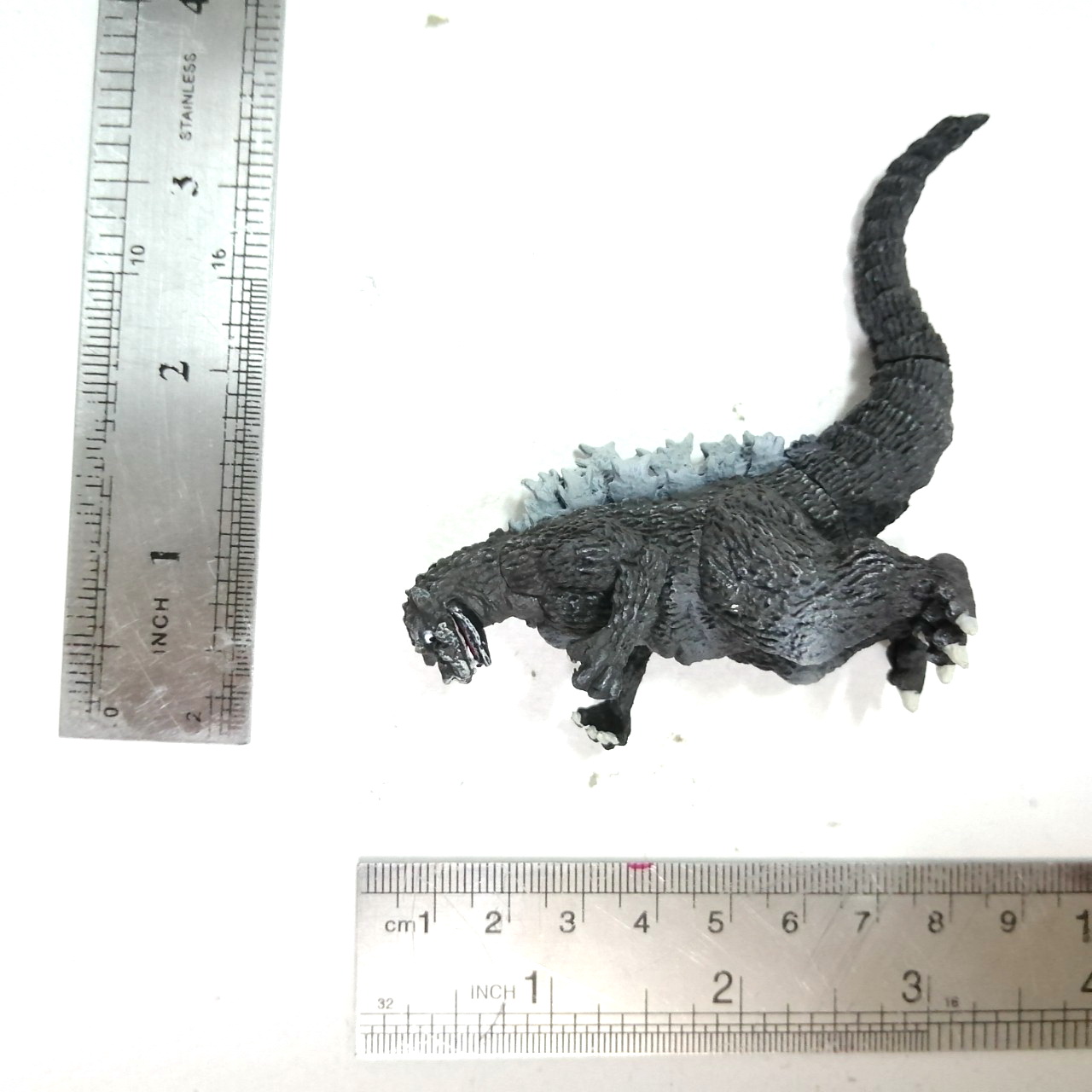 กาชาปอง ก๊อตซิลล่า 3นิ้ว ขนาดตามรูป ไม่หัก รายละเอียดสวยคม สภาพดีมีรอยบ้าง