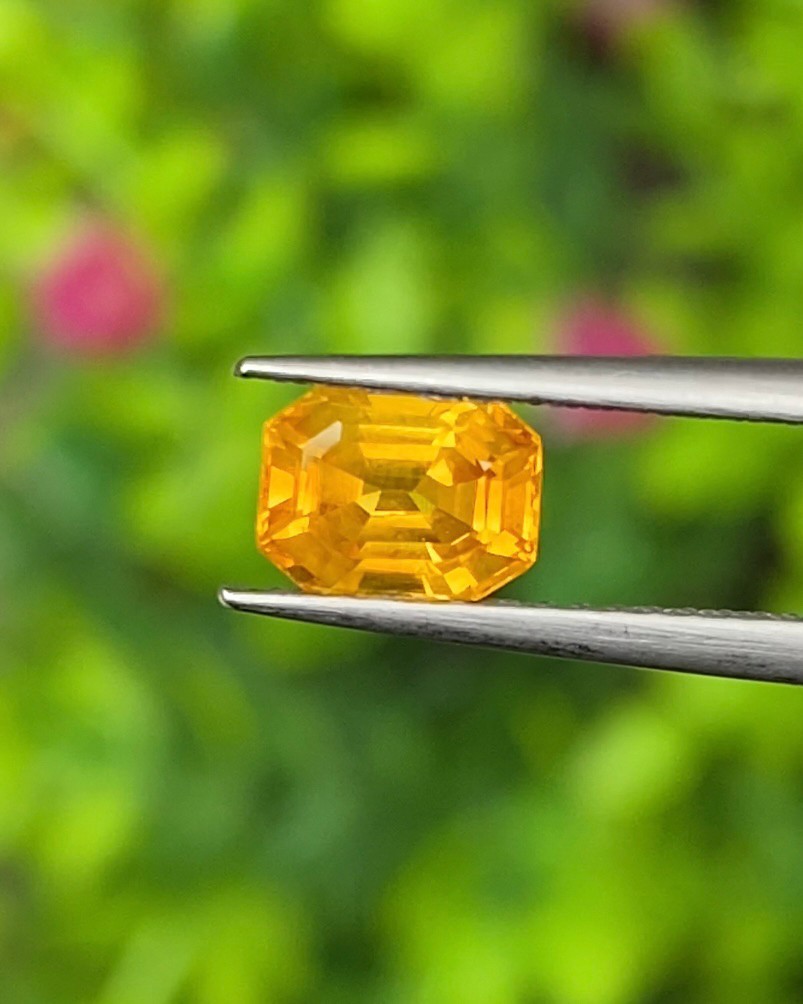 พลอย บุษราคัม Yellow Sapphire 1.02 กะรัต (Cts.) พลอยแท้ อัญมณีมงคลประจําวันเกิด เครื่องประดับพลอย