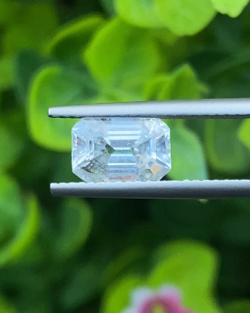 พลอย ขาว ไวท์ แซฟไฟร์ White Sapphire 2.12 กะรัต (Cts.) พลอยแท้ อัญมณีมงคลประจําวันเกิด เครื่องประดับพลอย