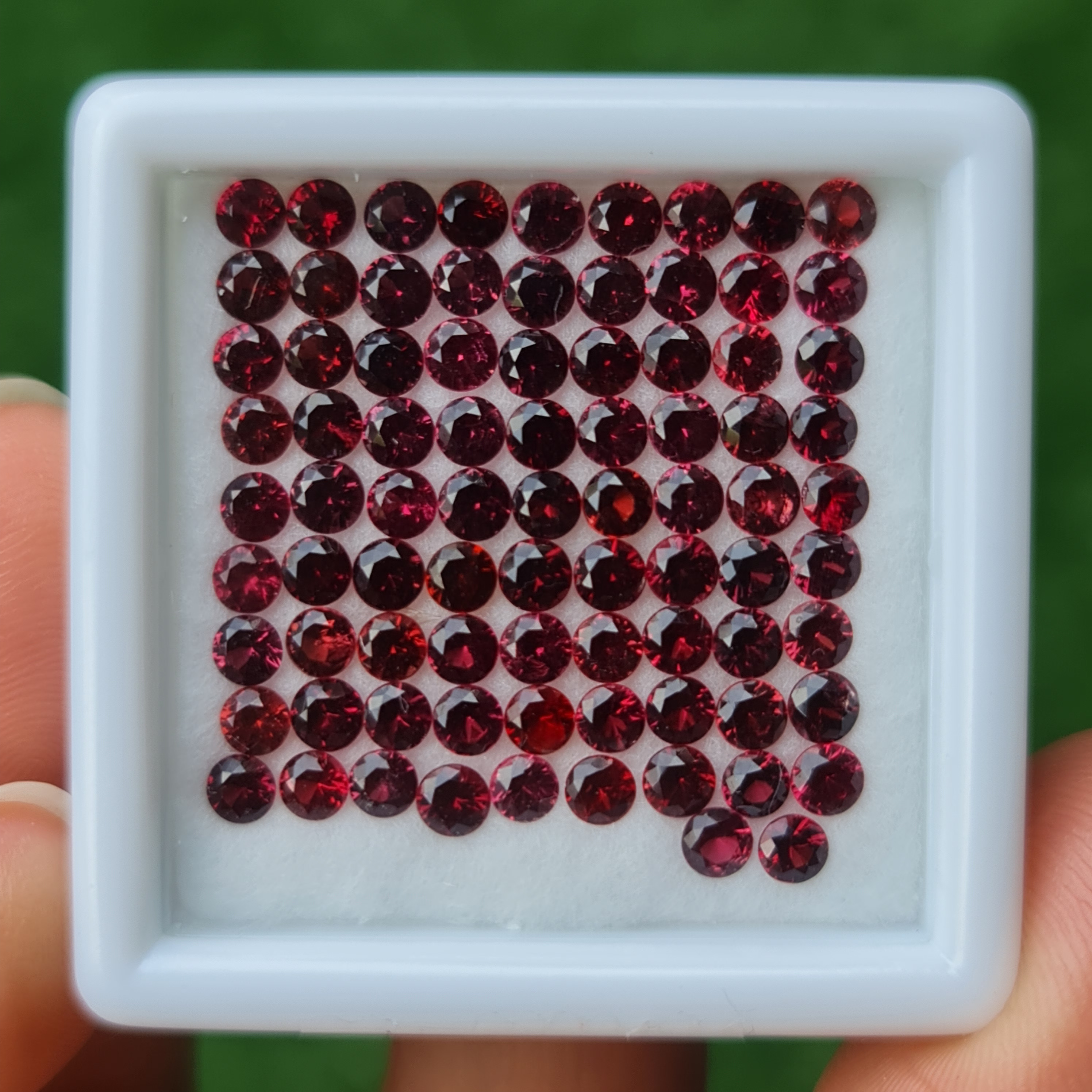 พลอย สปิเนล Spinel 10.03 กะรัต (Cts.) 83 เม็ด 3.0 มม. (mm.) พลอยแท้ อัญมณีมงคลประจําวันเกิด เครื่องประดับพลอย