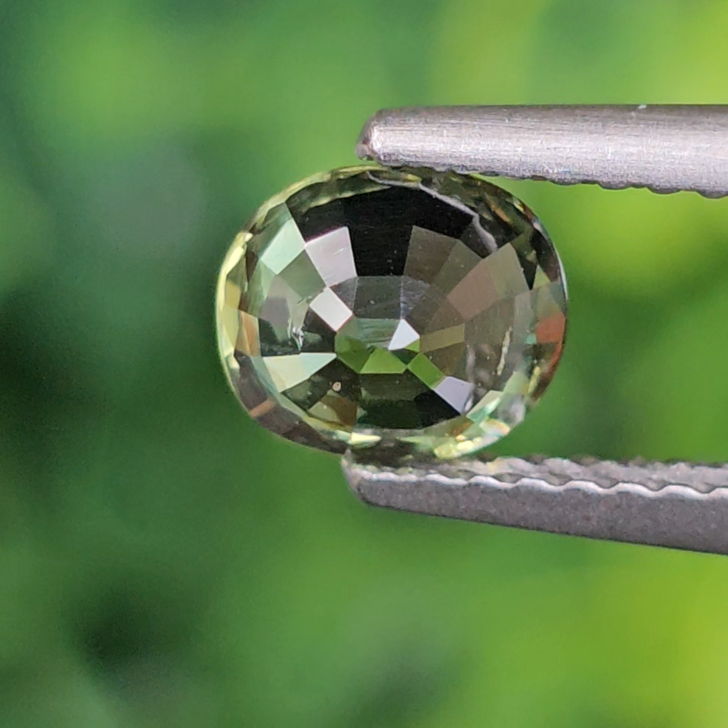 พลอย เขียวส่อง Green Sapphire 1.09 กะรัต (Cts.) ดิบ (Unheated) พร้อมใบเซอร์ (With Certificate) พลอยแท้ อัญมณีมงคลประจําวันเกิด เครื่องประดับพลอย