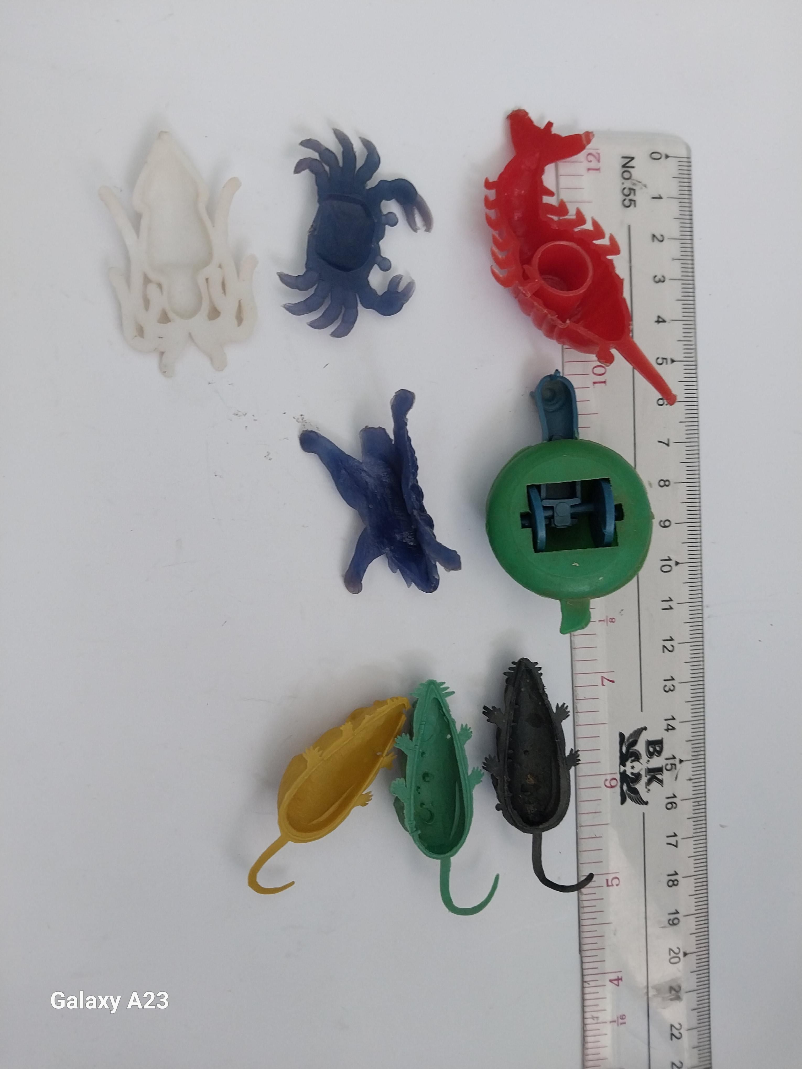 มีหลายภาพ ของสะสมเรโทร ของเล่นพลาสติกเก่า กุ้งหนวดหาย1ข้าง หนู3ตัว ปู หมุก ปูเสฉวนและจระเข้