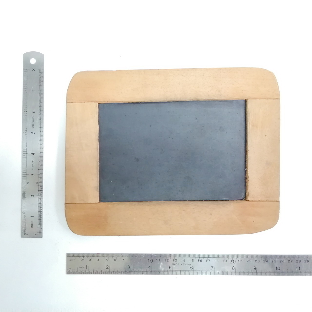 กระดาษชนวน รุ่นเก่า ขอบไม้ มีลายน้ำตัวปั๊ม ตัวกระดานทำจากหินชนวน ของเก่าเก็บ เก่าตามสภาพ ไม่มีดินสอหิน