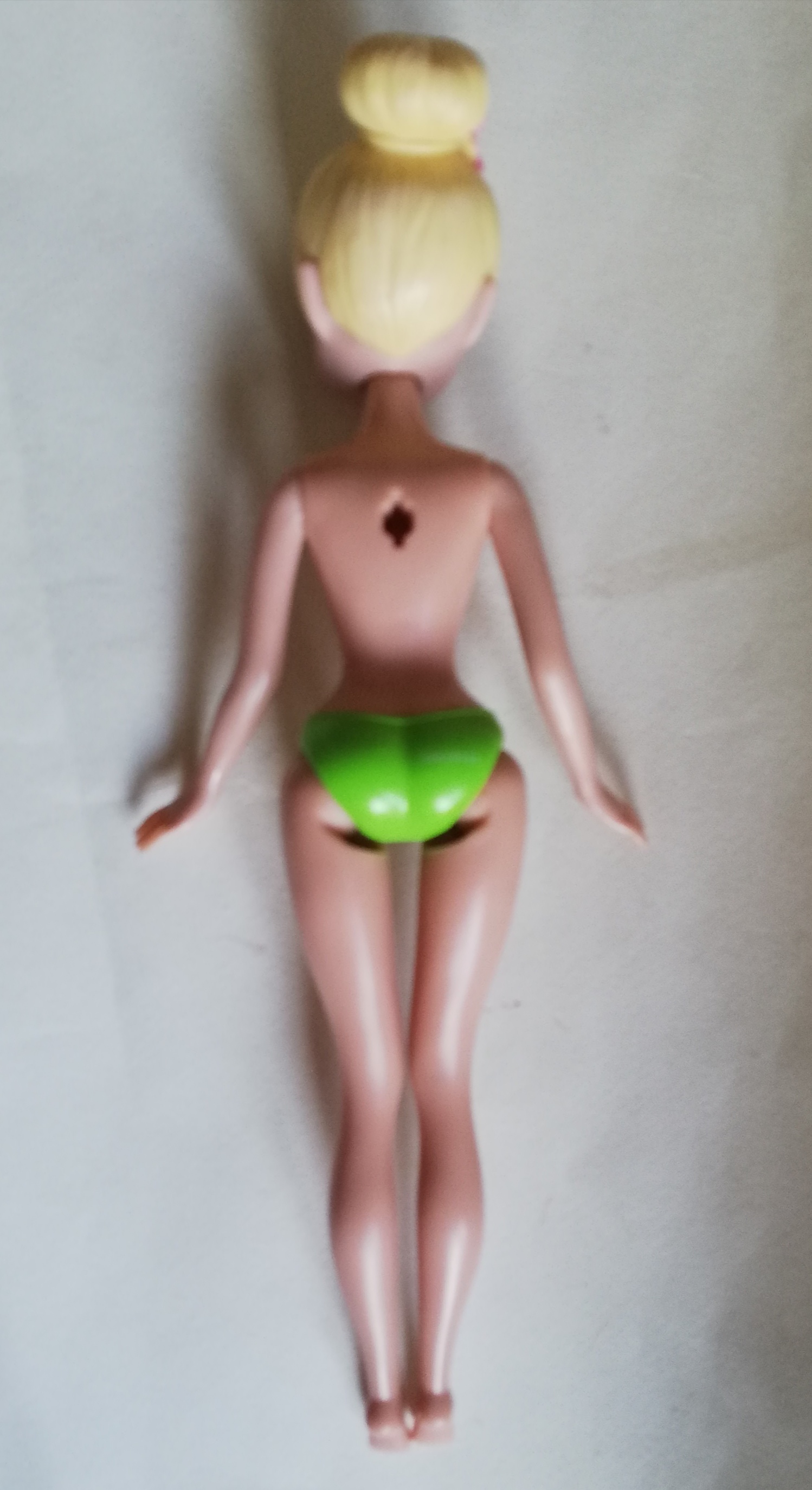 มีหลายภาพค่ะ, ตุ๊กตา ทิงเกอร์เบลล์ จากดิสนีย์*** ปีกไม่ได้มากับตัว, ไม่ได้มีรองเท้า มีของตามภาพ ขาแน่นมาก ***งอแทบไม่ได้ พร้อมชุด เป็นยางสีเขียวถอดออกได้ตามภาพ, ขาแข็ง พับงอไม่ได้