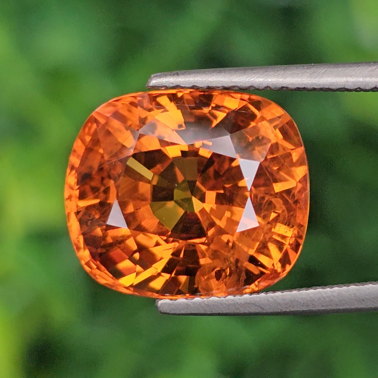 พลอย บุษราคัม Yellow Sapphire 10.37 กะรัต (Cts.) พลอยแท้ อัญมณีมงคลประจําวันเกิด เครื่องประดับพลอย