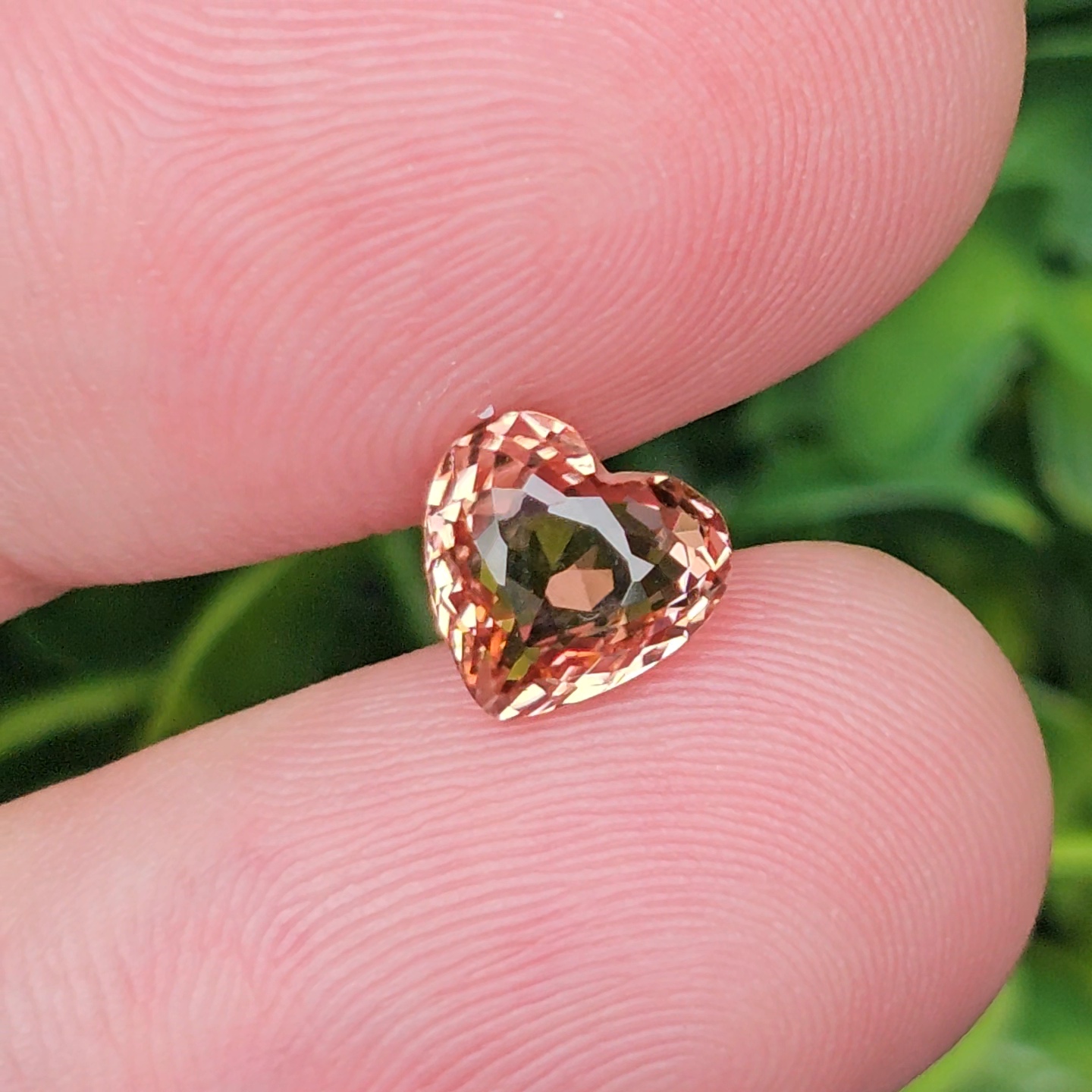 พลอย ทัวร์มาลีน Tourmaline 2.02 กะรัต (Cts.) ลอยแท้ อัญมณีมงคลประจําวันเกิด เครื่องประดับพลอย