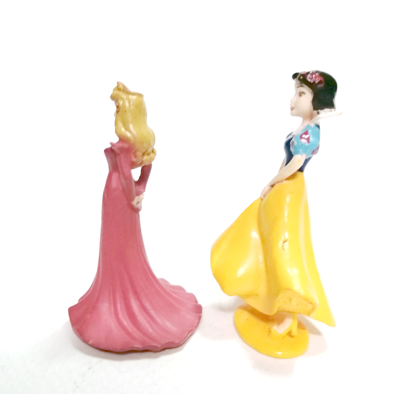 ฟิกเกอร์ ยางตัน ขนาด 2 -2.5 นิ้ว สโนไวท์ และ เจ้าหญิง ออโรร่า จากเรื่อง เจ้าหญิงนิทรา สภาพดี ออโรร่า ตัวเล็กกว่าเล็กน้อย ขายเหมา2ตัวไม่แยก